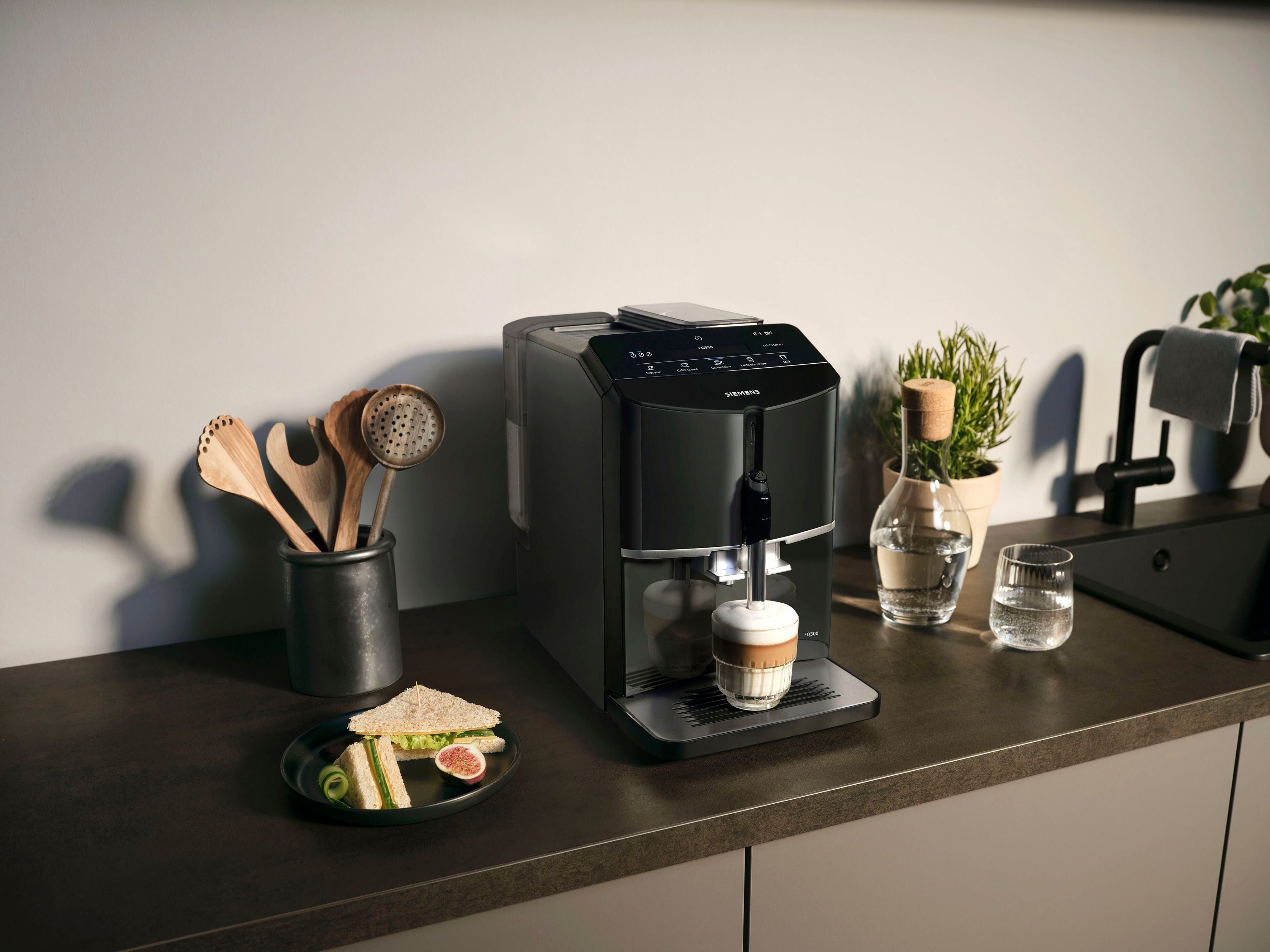 SIEMENS Kaffeevollautomat EQ300 TF301E19, viele Kaffeespezialitäten, OneTouch-Funktion, Milchaufschäumer, Keramikmahlwerk, klavierlack schwarz – Bild 3 von 5