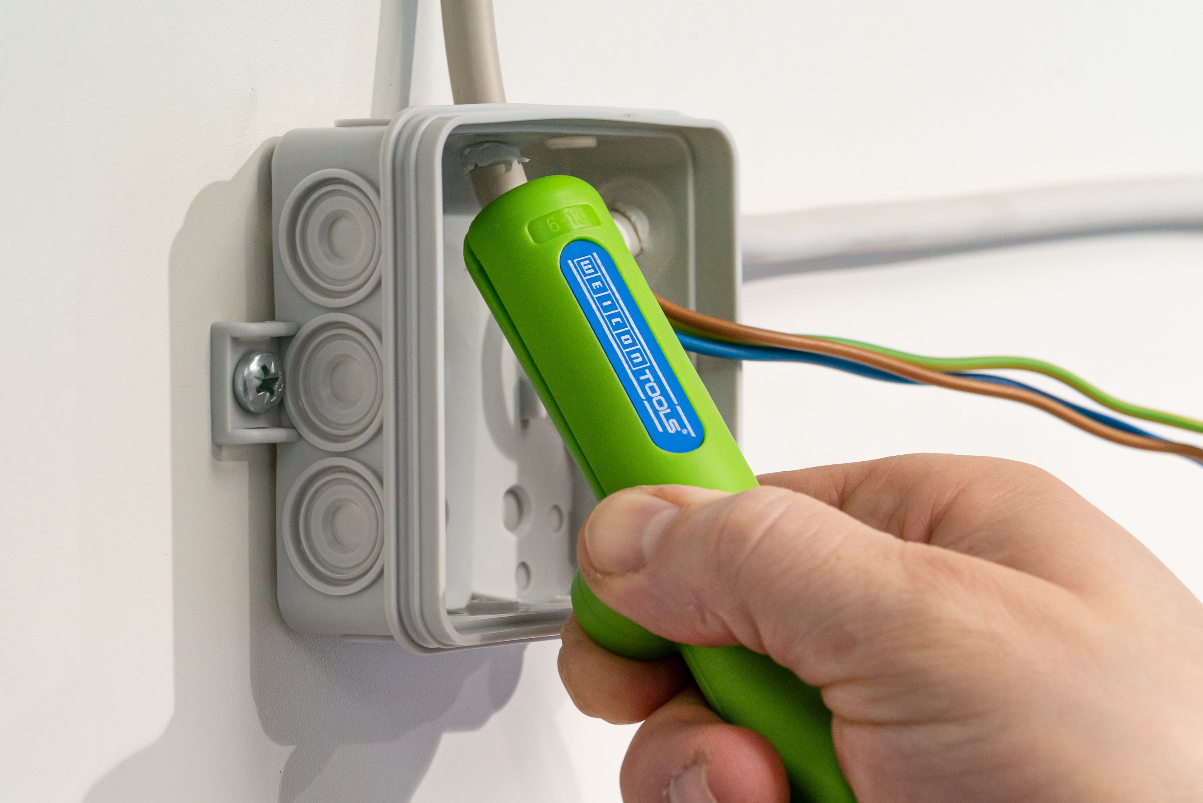 WEICON Abmantelungszange Rundkabel-Stripper No. 13 Green Line, Arbeitsbereich 6,0 - 13,0 mm Ø, Rutschfestes und sicheres Arbeiten durch ergonomische Griffform