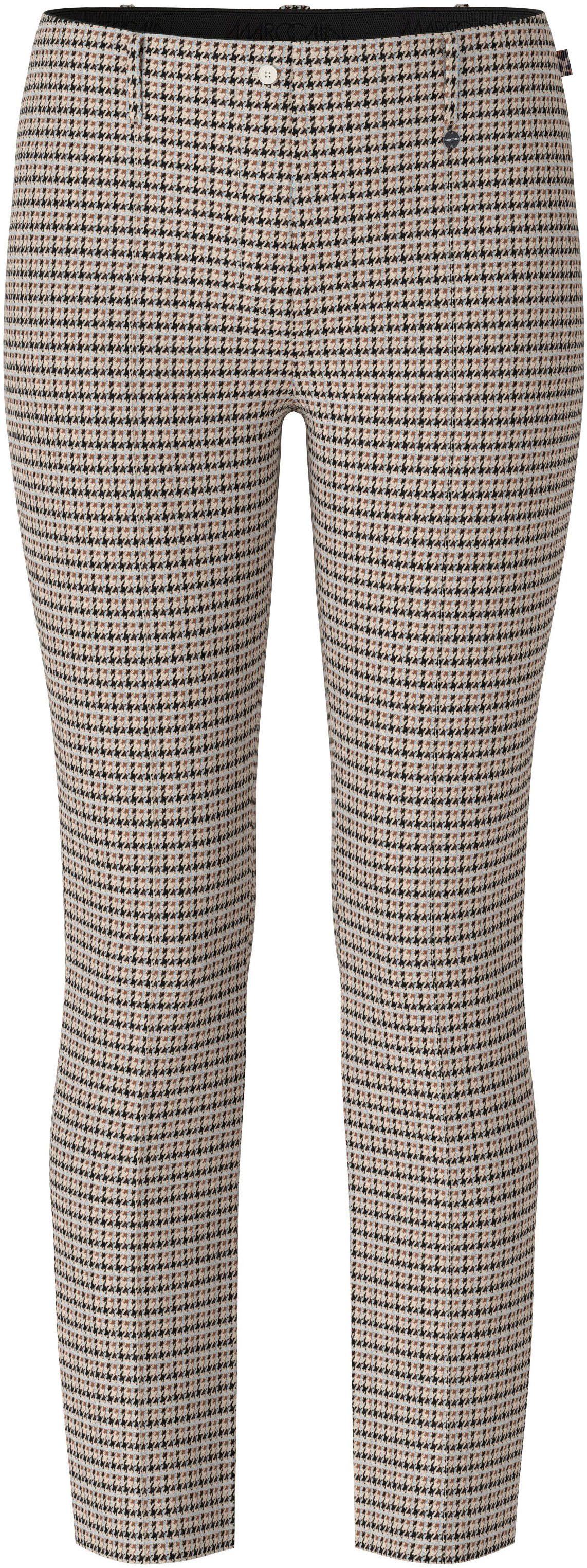 Marc Cain Stoffhose Sixties-Attitude über die abgesteppte Bugfalte und das Retro-Karo Modell SYDNEY - schmale Hose in Karo