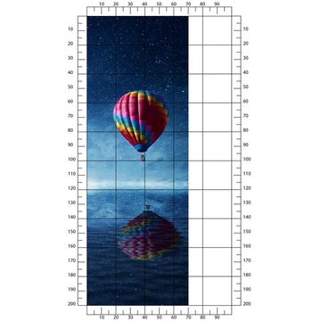 wandmotiv24 Türtapete Heißluftballon fliegt über ein dunkelblaues Meer, glatt, Fototapete, Wandtapete, Motivtapete, matt, selbstklebende Dekorfolie
