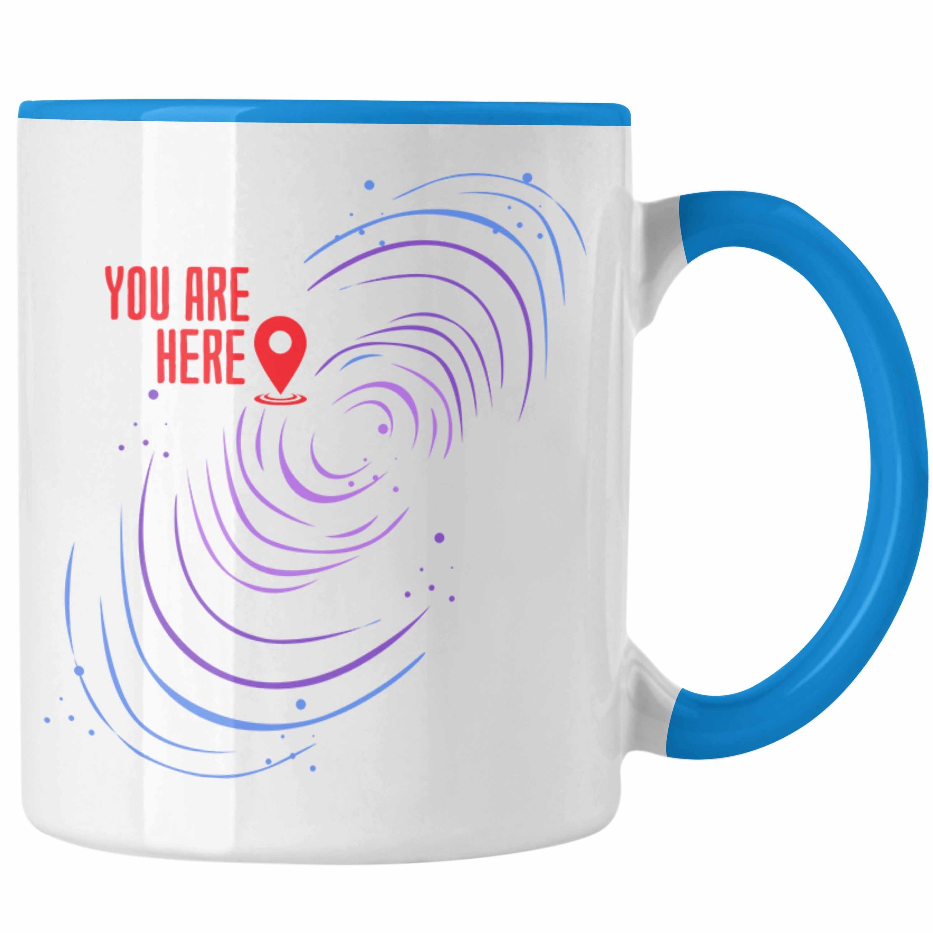 Trendation Tasse Lustige Galaxie-Tasse Spruch Blau für Geschenk Weltraumliebh "You Are Here"