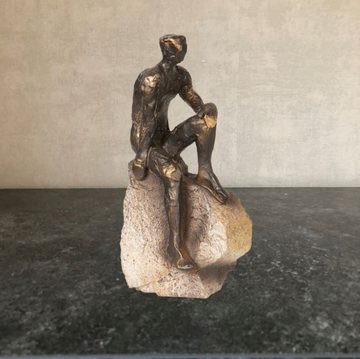 Clayre & Eef Dekofigur, Tolle repräsentative Motto Figur " Denker ", Skulptur und Kunstobjekt, Modell „ THINKING ON THE ROCK „ bronzefarbenes finish, Maße 22 x 11 x 9 cm, Deko-Objekt und Geschenkartikel