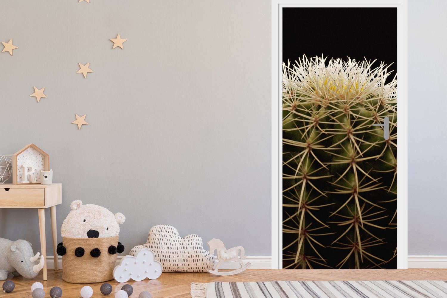 auf eines Nahaufnahme Kaktus Türaufkleber, Matt, Hintergrund, Tür, Fototapete St), schwarzem dornigen cm MuchoWow 75x205 für Türtapete (1 bedruckt, Eine