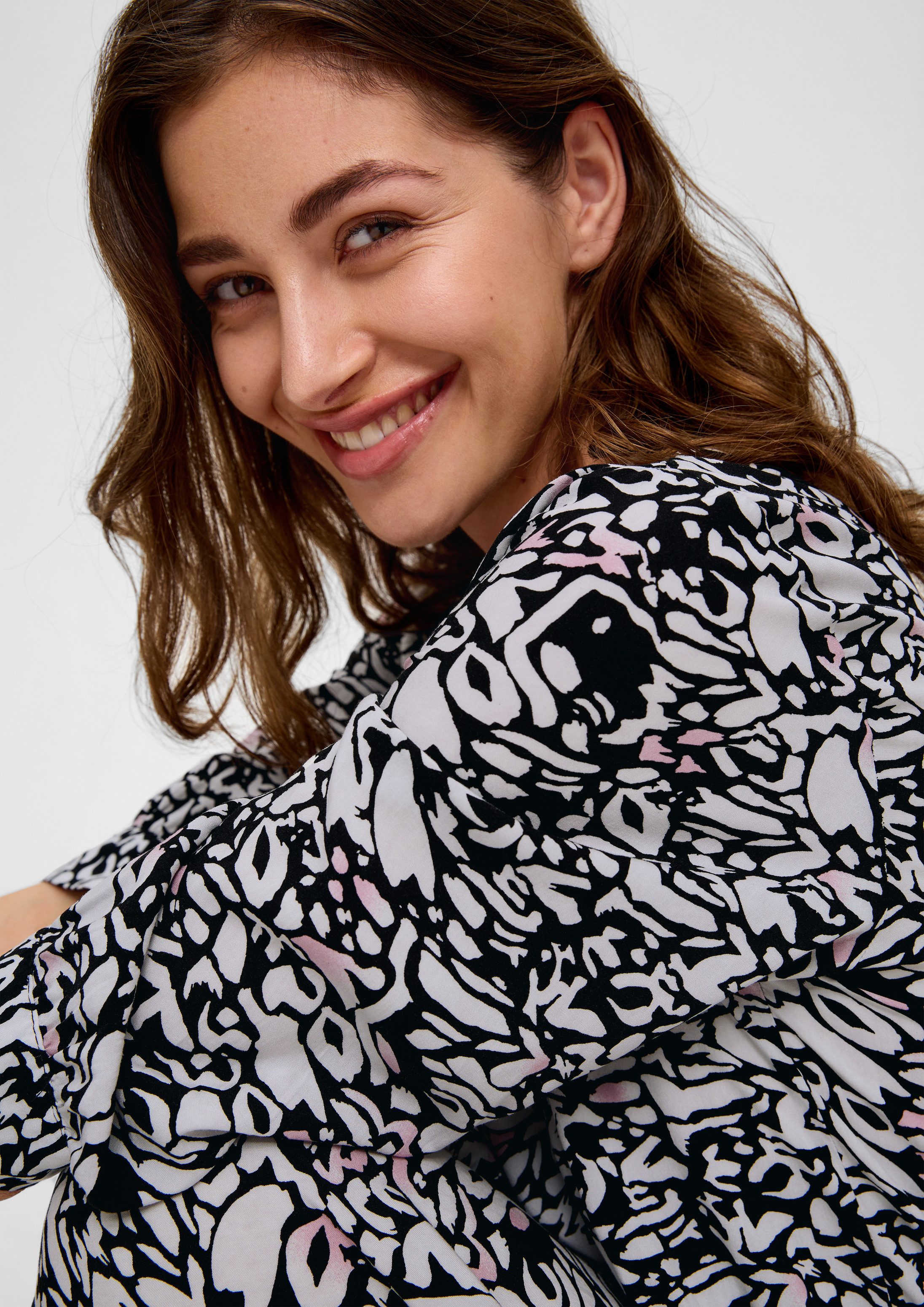 QS Minikleid Kleid Viskosekleid mit All-over-Print