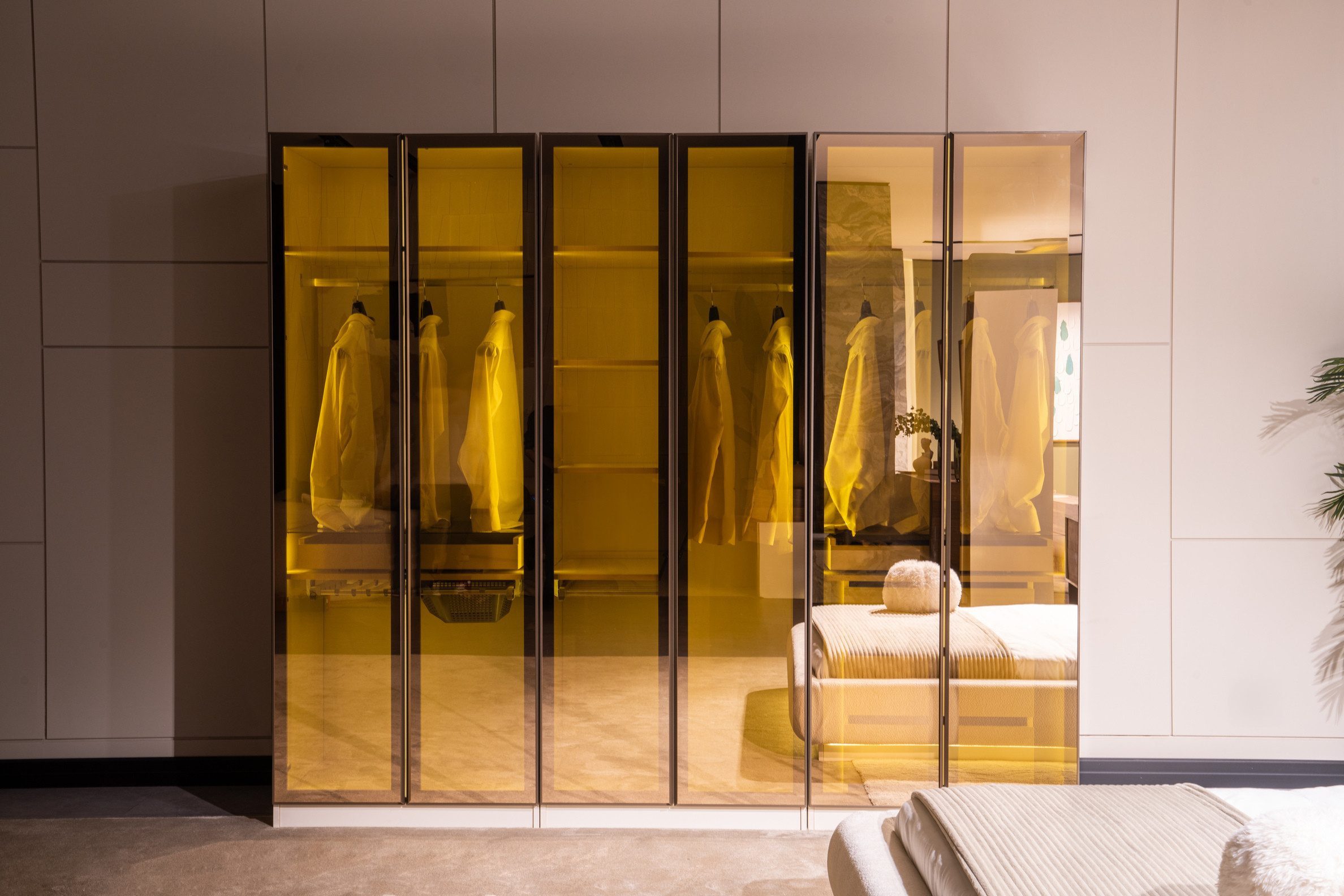 JVmoebel Kleiderschrank Designer Schlafzimmerschrank mit Glastüren und großzügigem Stauraum (Kleiderschrank) Made in Europa