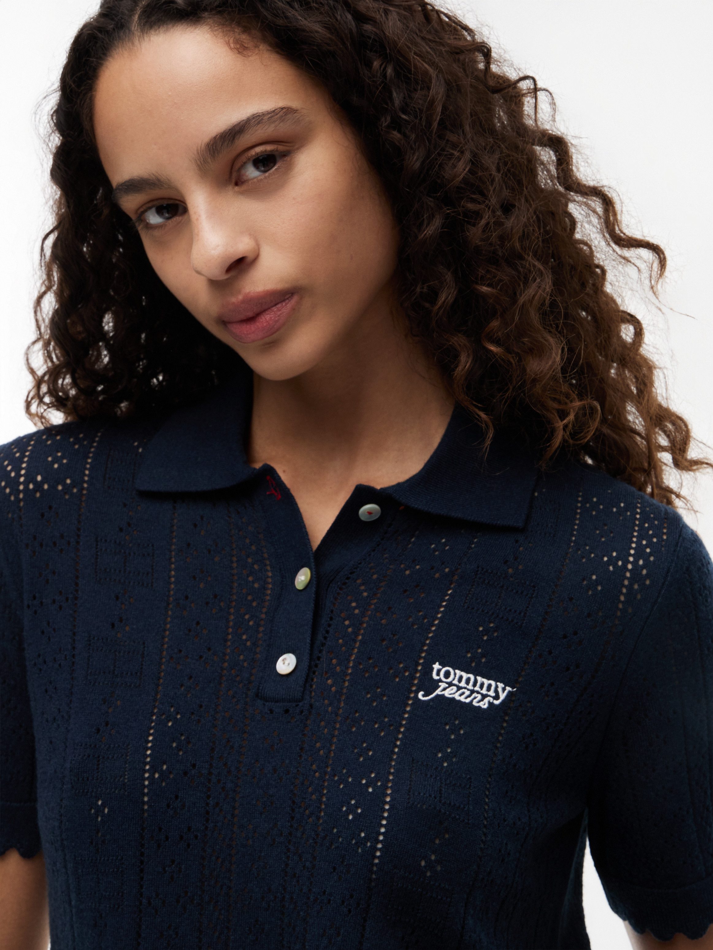 Tommy Jeans Kurzarmpullover TJW POINTELLE POLO SWEATER Viskosemischung, Pointelle Strickmuster, gewellte Säume