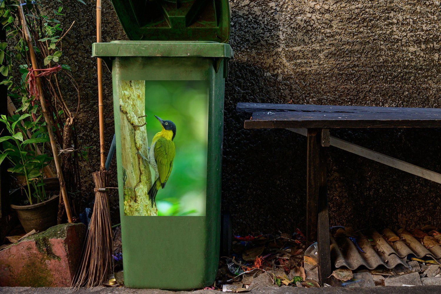 Mülltonne, gelbem Container, MuchoWow Mülleimer-aufkleber, klettert Sticker, prächtiger Platzwart Fell Ein auf Wandsticker mit senkrecht Abfalbehälter einen (1 St),
