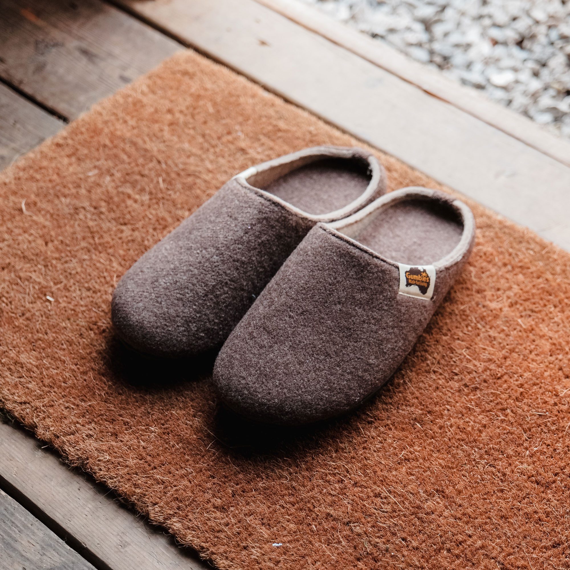Gumbies Outback Slipper in Chocolate-Cream Hausschuh aus recycelten Materialien, rutschfeste & stabile Sohle