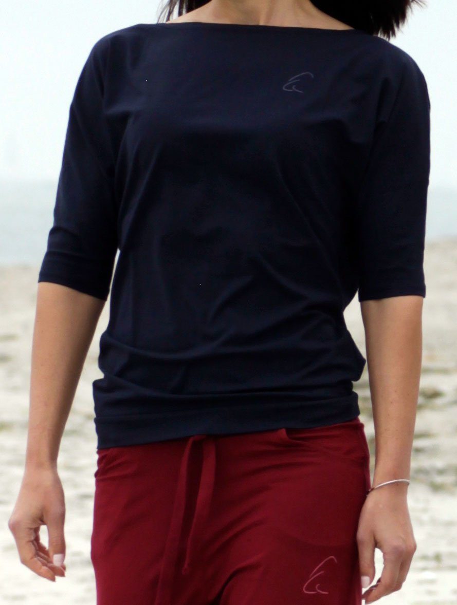 Bio-Baumwolle Sadaa ESPARTO Wohlfühlshirt in Nachtblau Yogashirt Halbarmshirt breitem mit Schulterausschnitt (U-Boot-Ausschnitt)