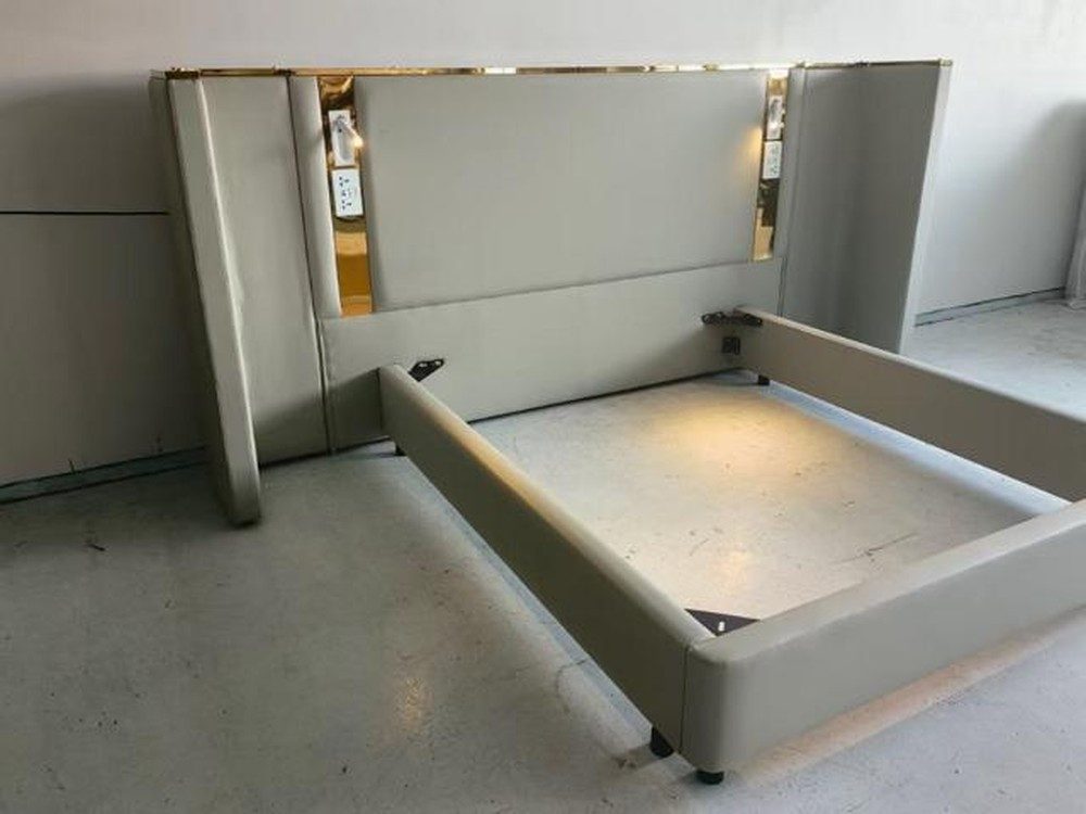Xlmoebel Polsterbett Luxus Designerbett Beige mit LED-Beleuchtung und Goldrahmen (Polsterbett, 1-tlg., Luxus Designerbett Beige), Made in Europa