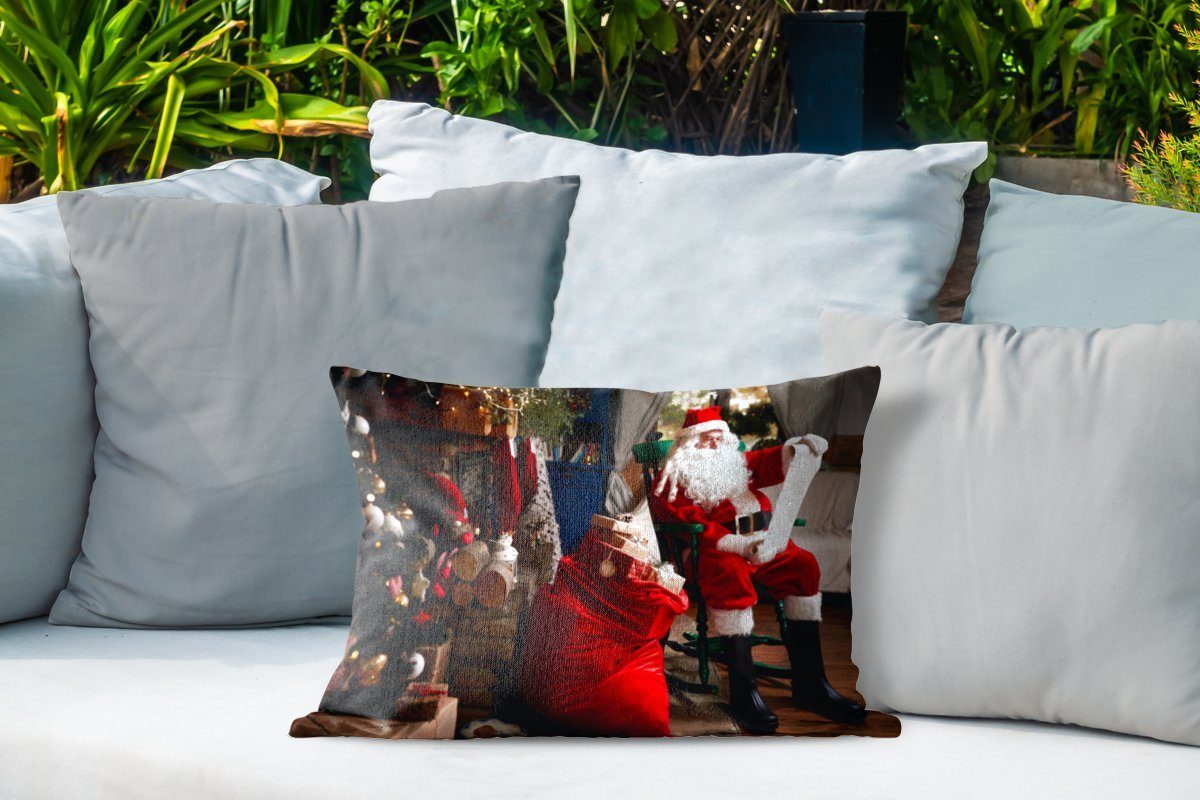 Outdoor-Dekorationskissen, Dekokissenbezug, Dekokissen Weihnachtsmann voller, Stuhl auf einem Sack mit Polyester, MuchoWow einem Kissenhülle sitzt Der
