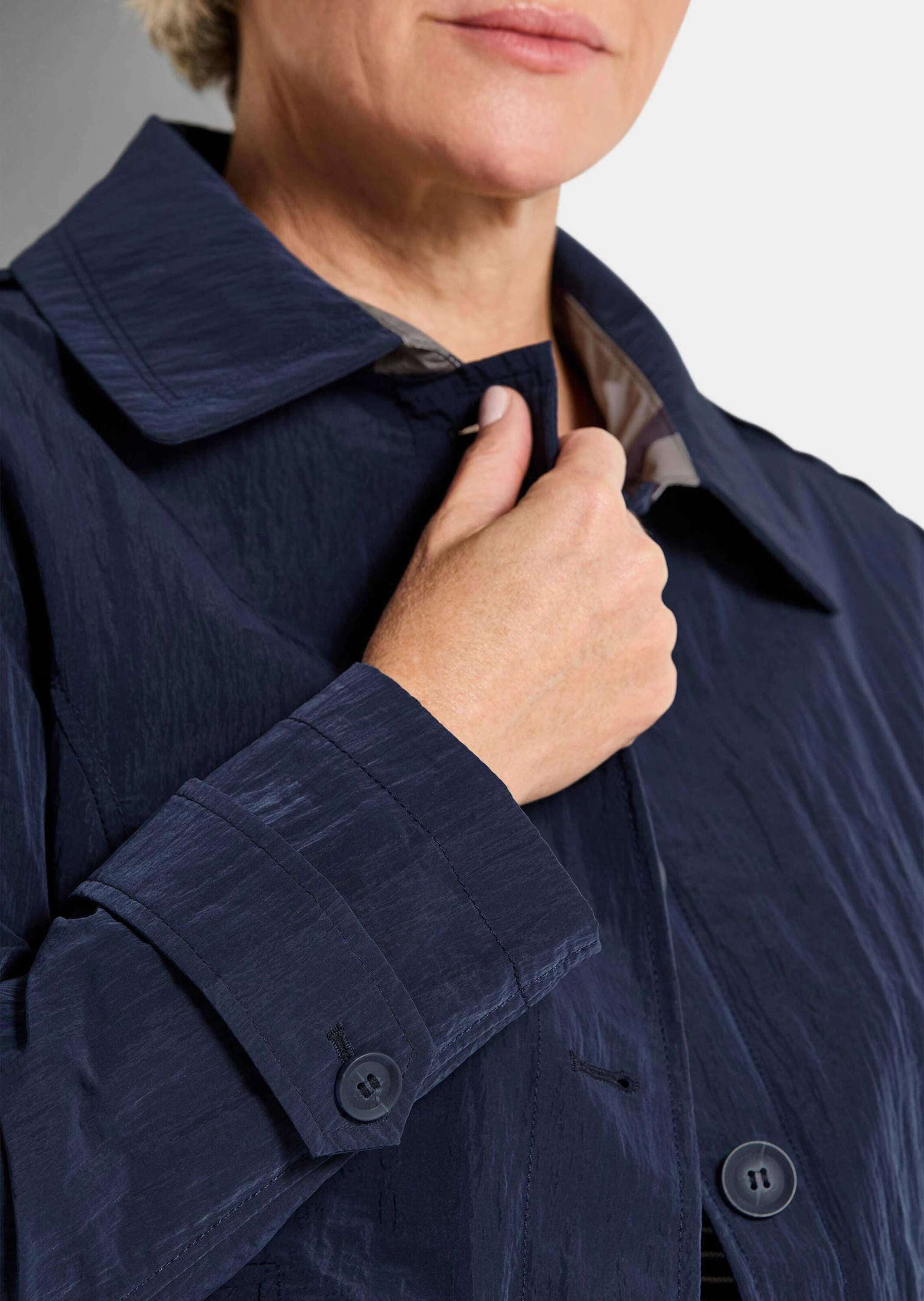 GOLDNER Allwetterjacke Übergangsjacke mit Crash-Optik Kurzmantel mit Umlegekragen, Wiener Nähten, Taschen und Langarm
