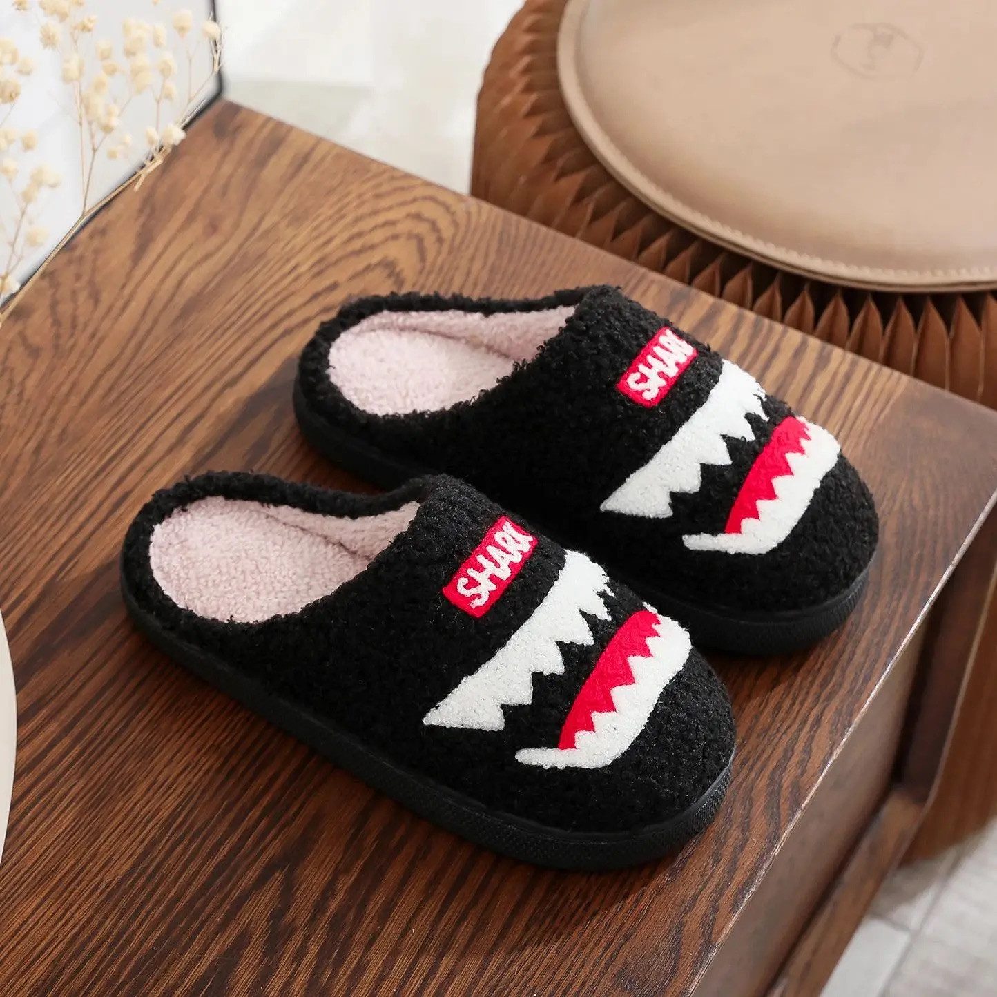 Corimori mit netten Motiven, Gr. 34-44, Antirutsch & bequem Plüsch Hausschuhe (Packung, Geschenk) Zähne Shark Pantoffeln für Kinder und Erwachsene, EU Größe 34-35