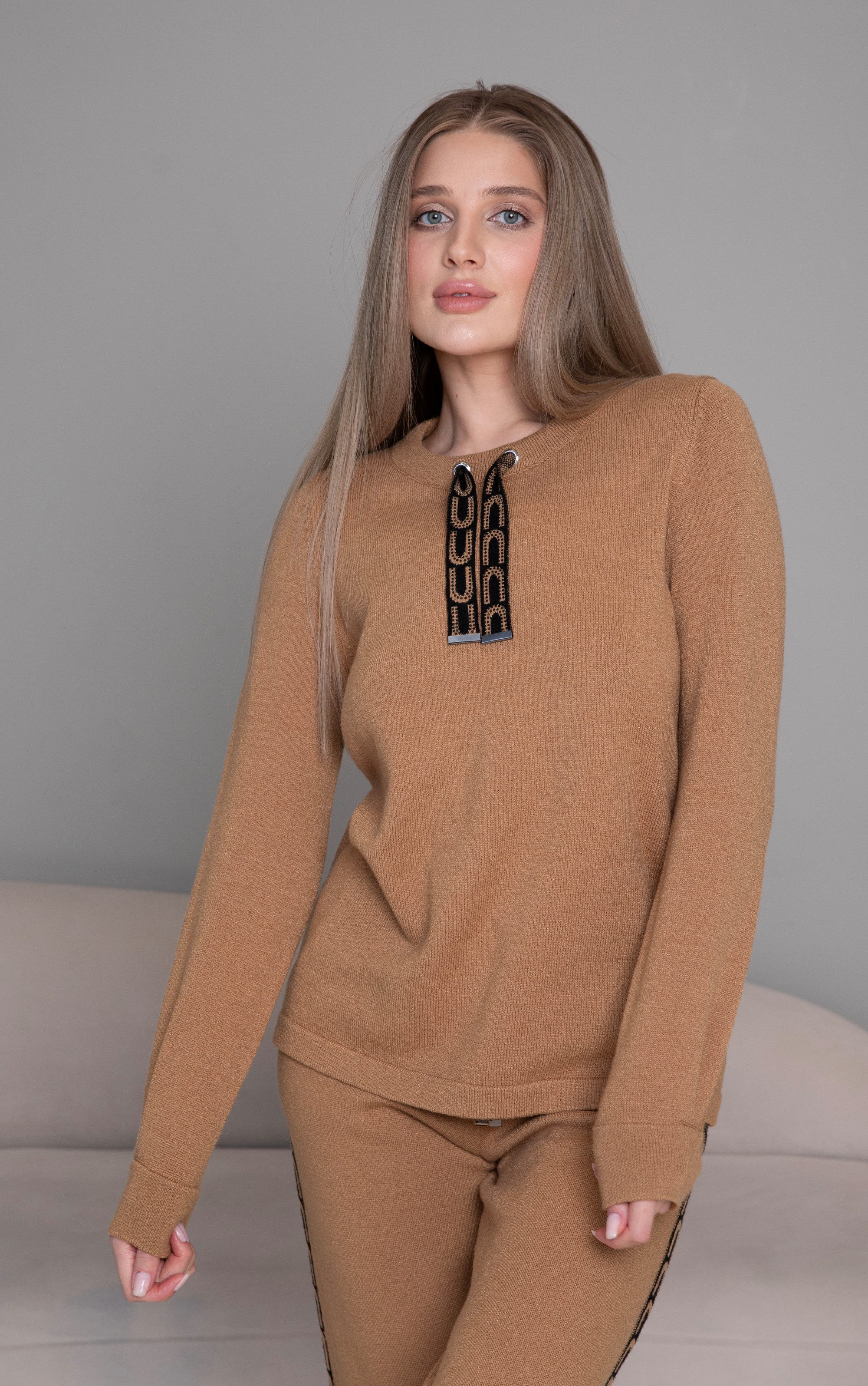 Strickpullover in Camel mit Zuglaschen mit grafischem Muster