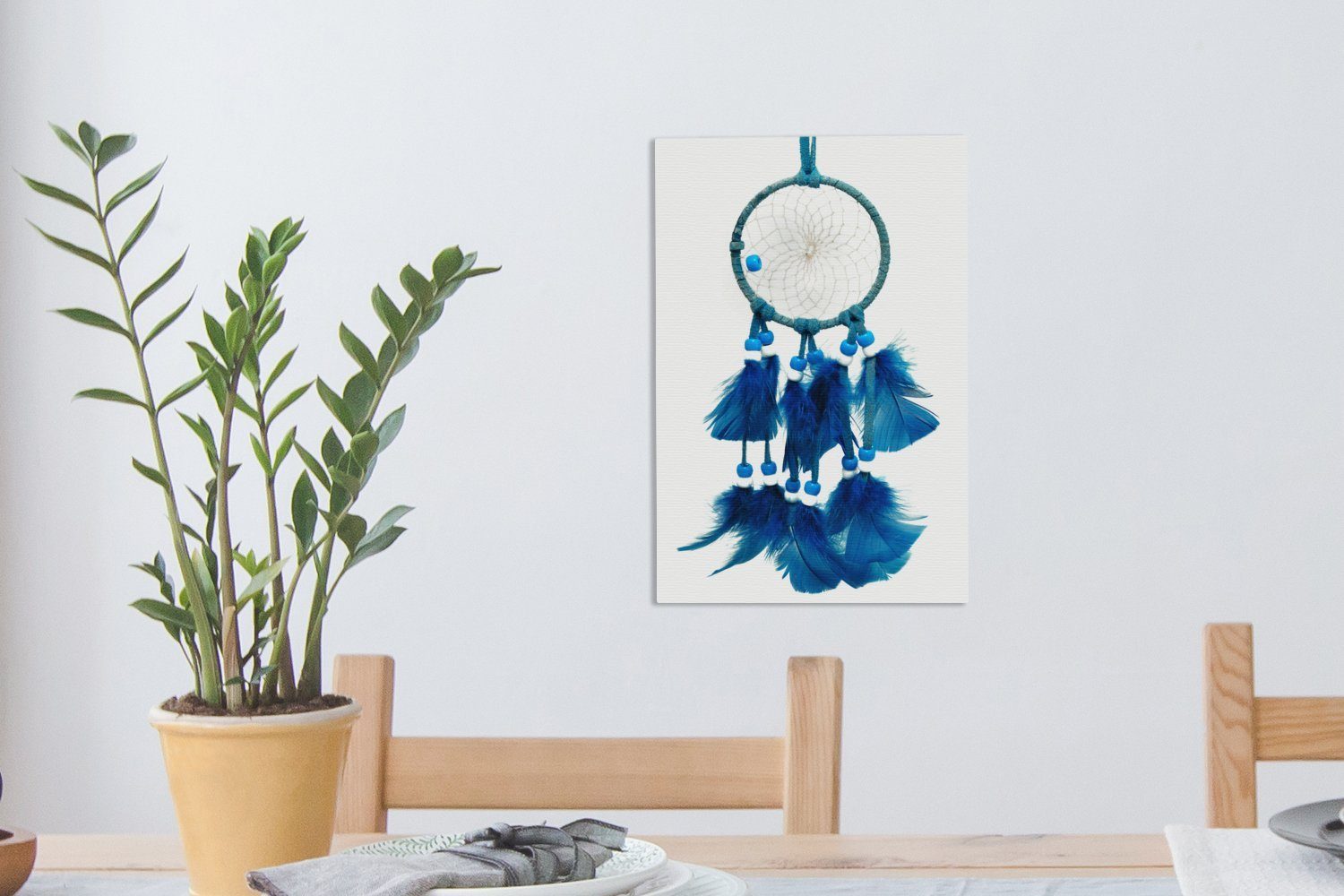 OneMillionCanvasses® Leinwandbild Traumfänger Leinwandbild blauer cm einem bespannt inkl. Zackenaufhänger, fertig Hintergrund, 20x30 (1 St), weißen Ein Gemälde, vor