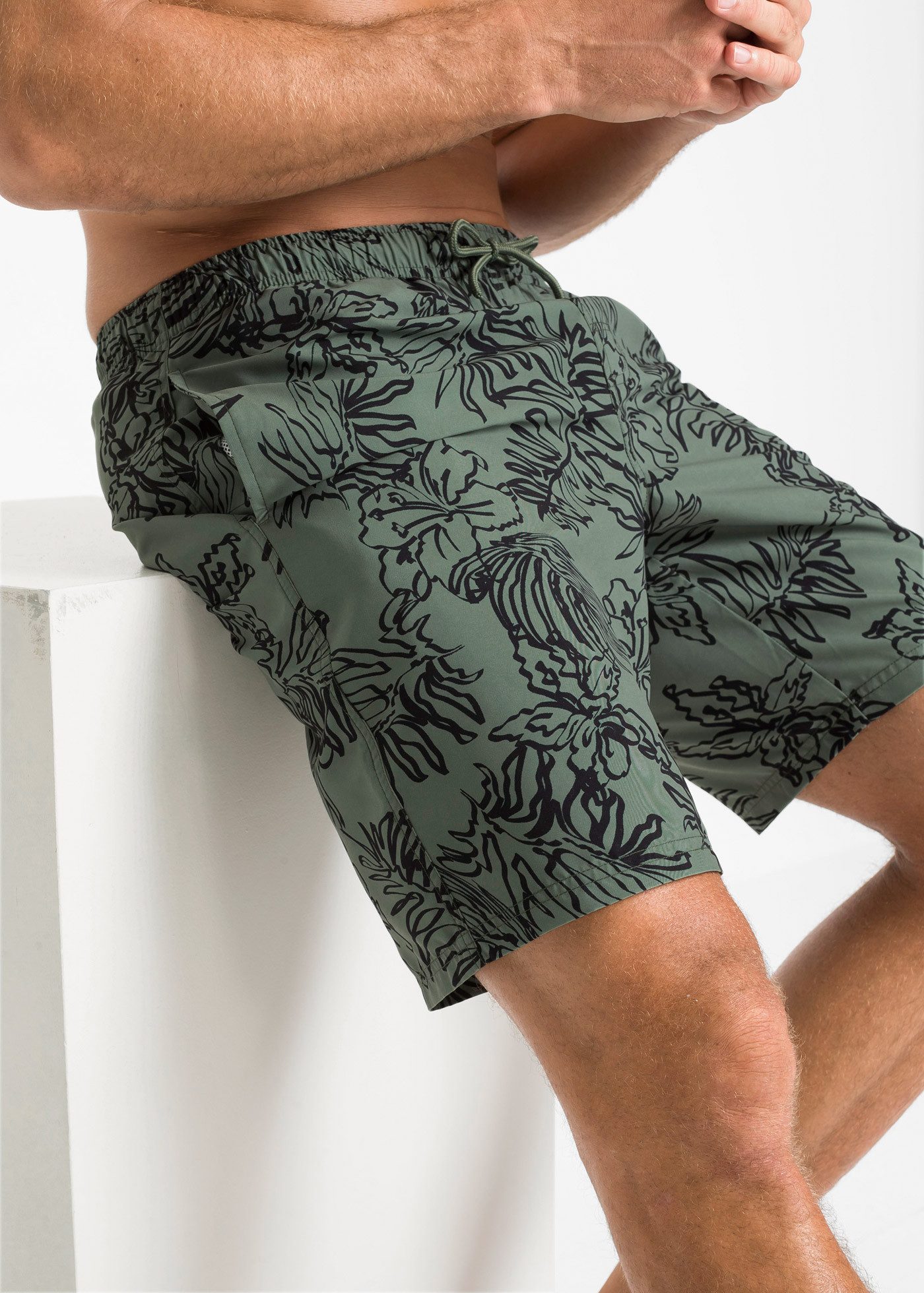 bonprix Badeshorts mit Innenslip und Münztasche aus Netzware, bedrucktes Design