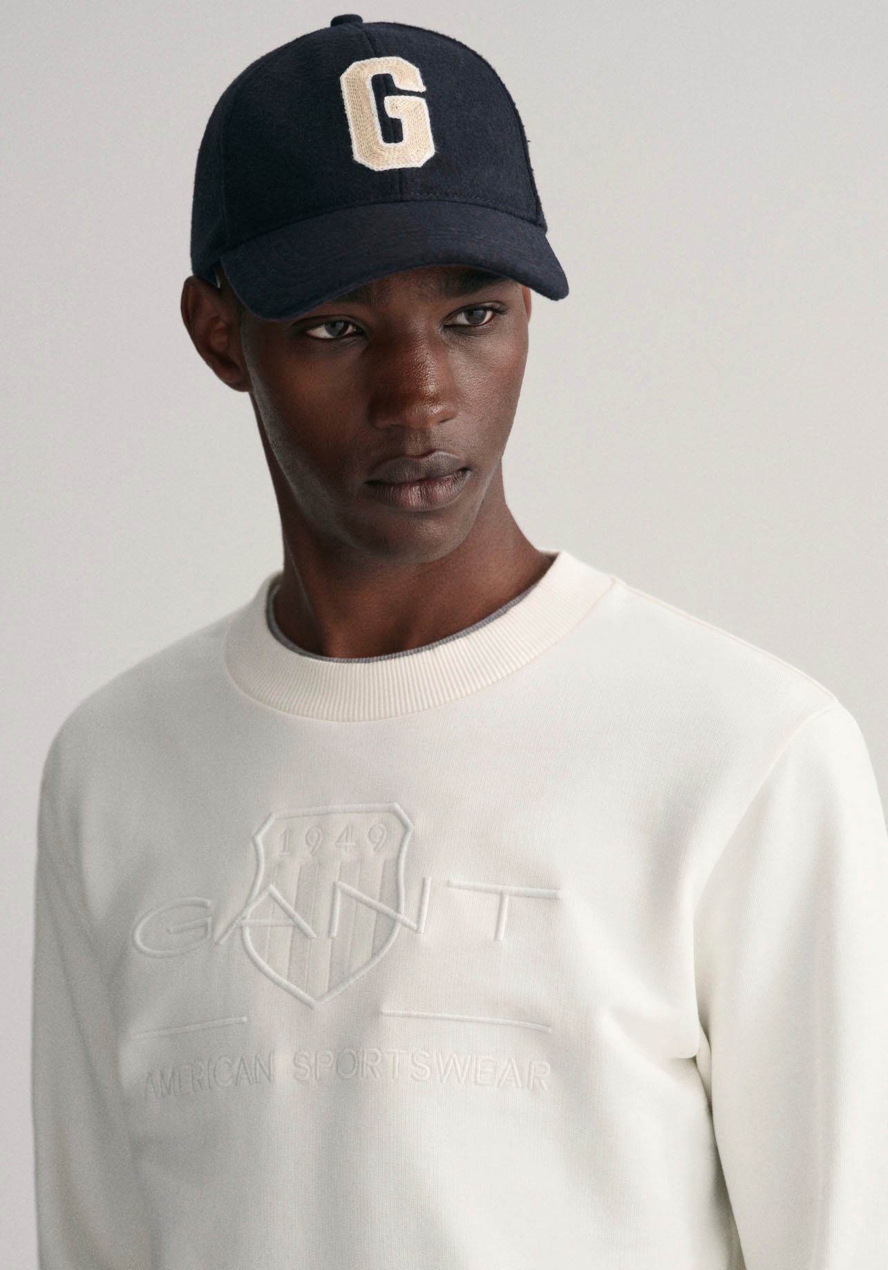 Brust SHIELD mit Sweatshirt EGGSHELL der auf Gant TONAL D1. C-NECK Logostickerei ARCHIVE