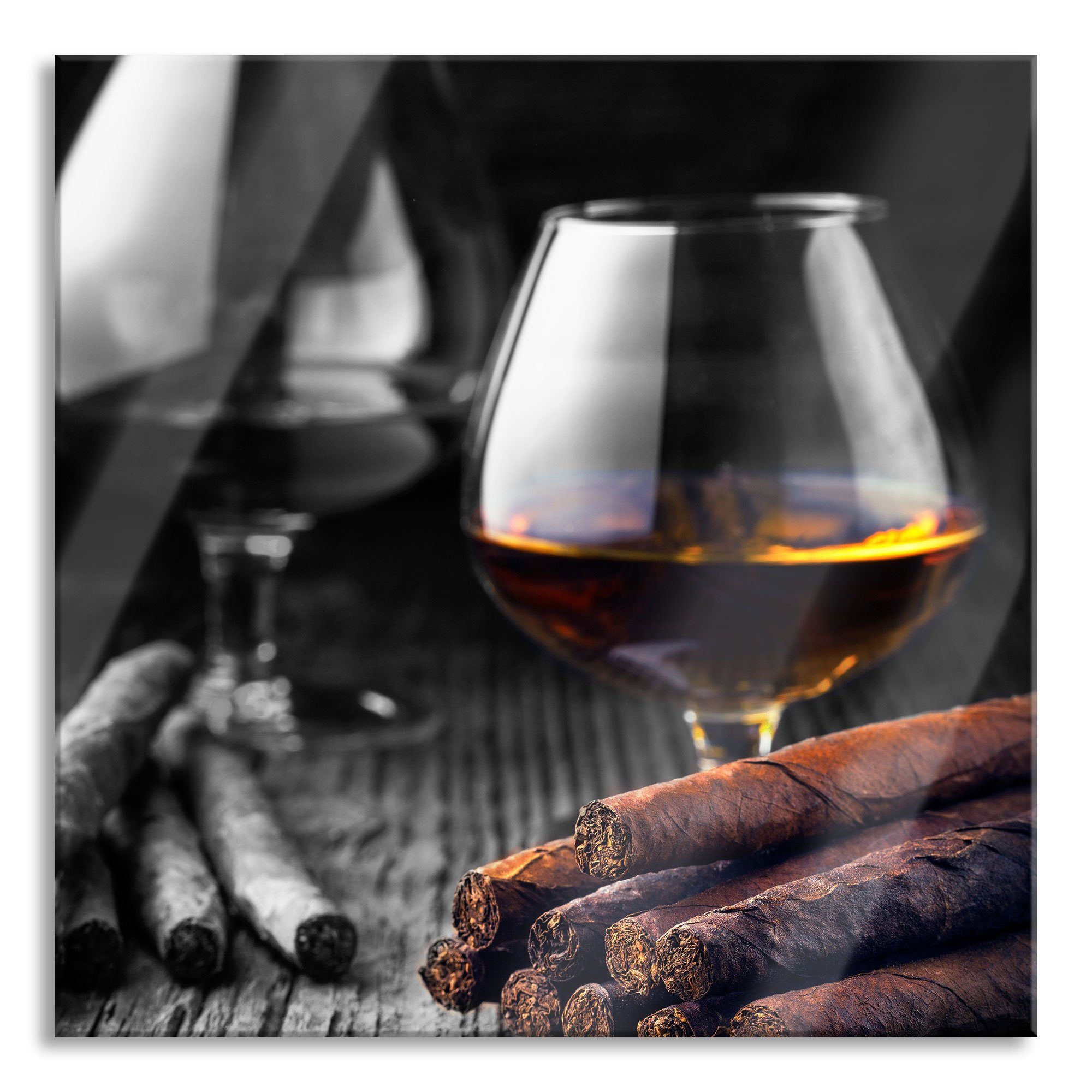 Pixxprint Glasbild Whisky mit Zigarren auf Holztisch, Whisky mit Zigarren auf Holztisch (1 St), Glasbild aus Echtglas, inkl. Aufhängungen und Abstandshalter