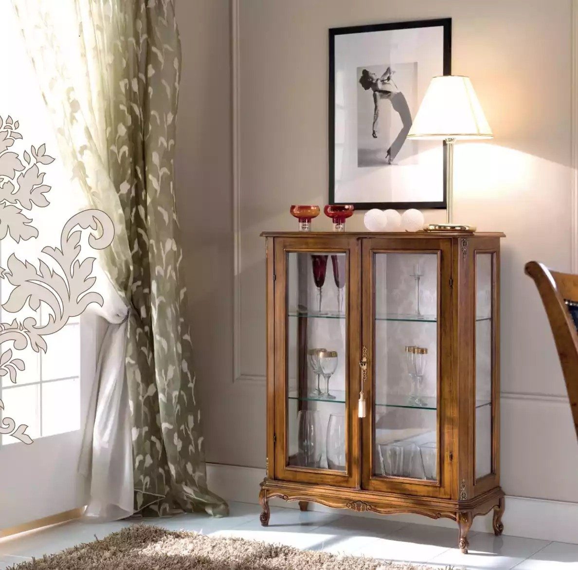 Vitrine Elegante Holzvitrine im klassischen Design in Braun