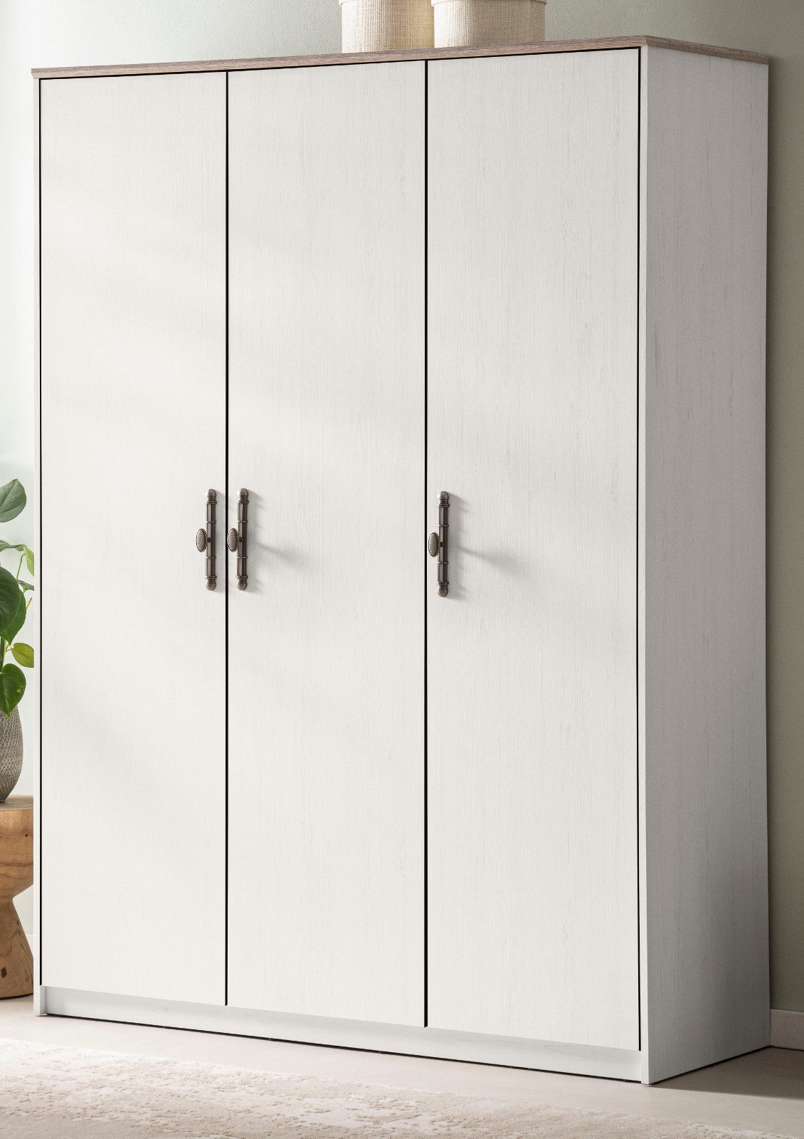 Furn.Design Kleiderschrank Emma (Drehtürenschrank in Pinie weiß Landhaus, 3-türig, 138 x 192 cm) mit Soft-Close-Funktion