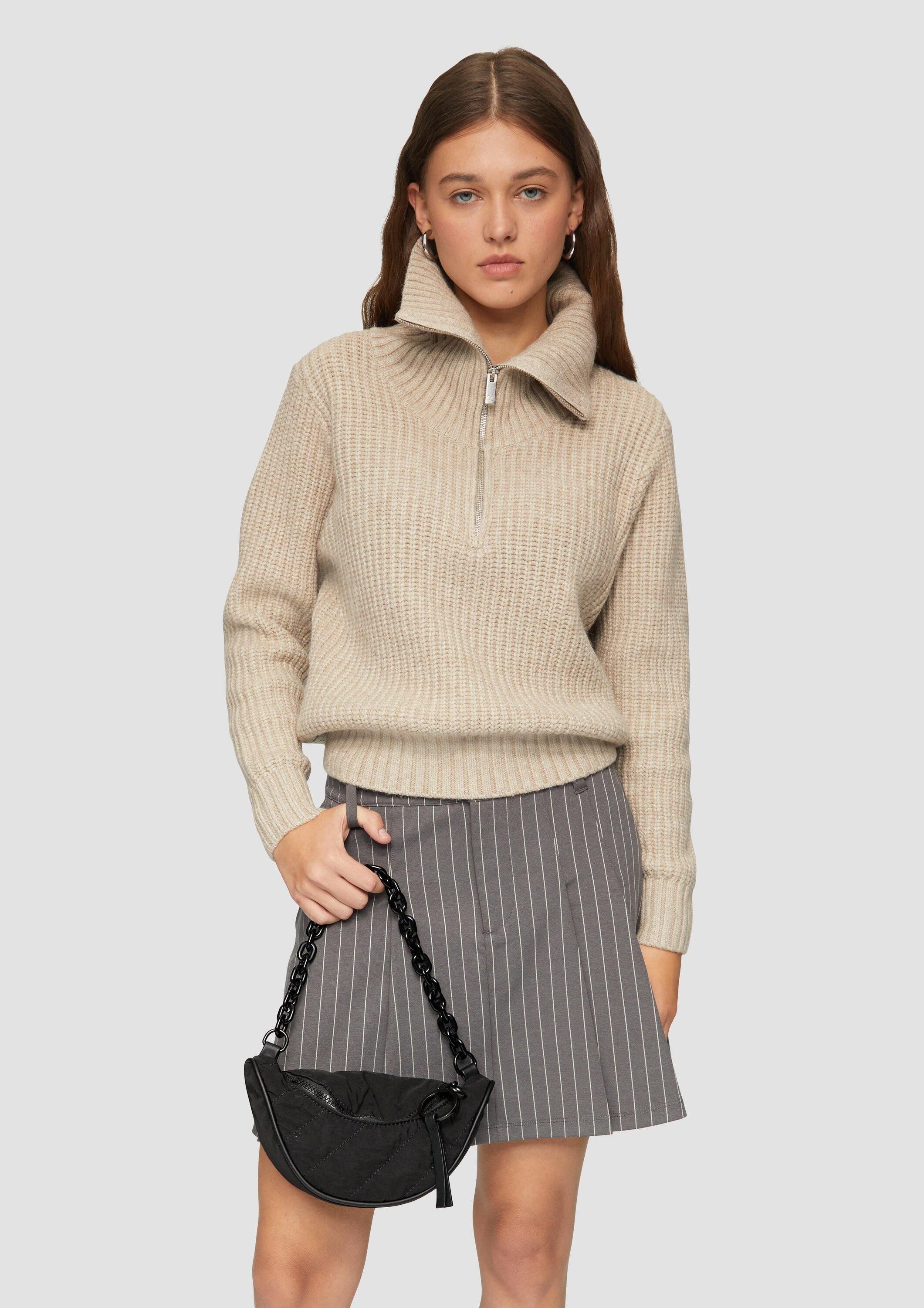 QS Schultertasche Tasche, Crossbody-Bag mit Kettendetail