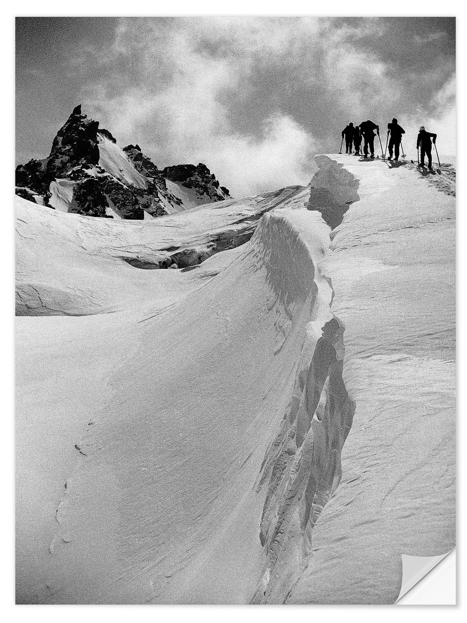 Posterlounge Wandbild Wanderer in verschneitem Berggebiet, Vintage Ski Collection, erhältlich als Poster, Leinwandbild, Wandsticker oder Acrylglasbild