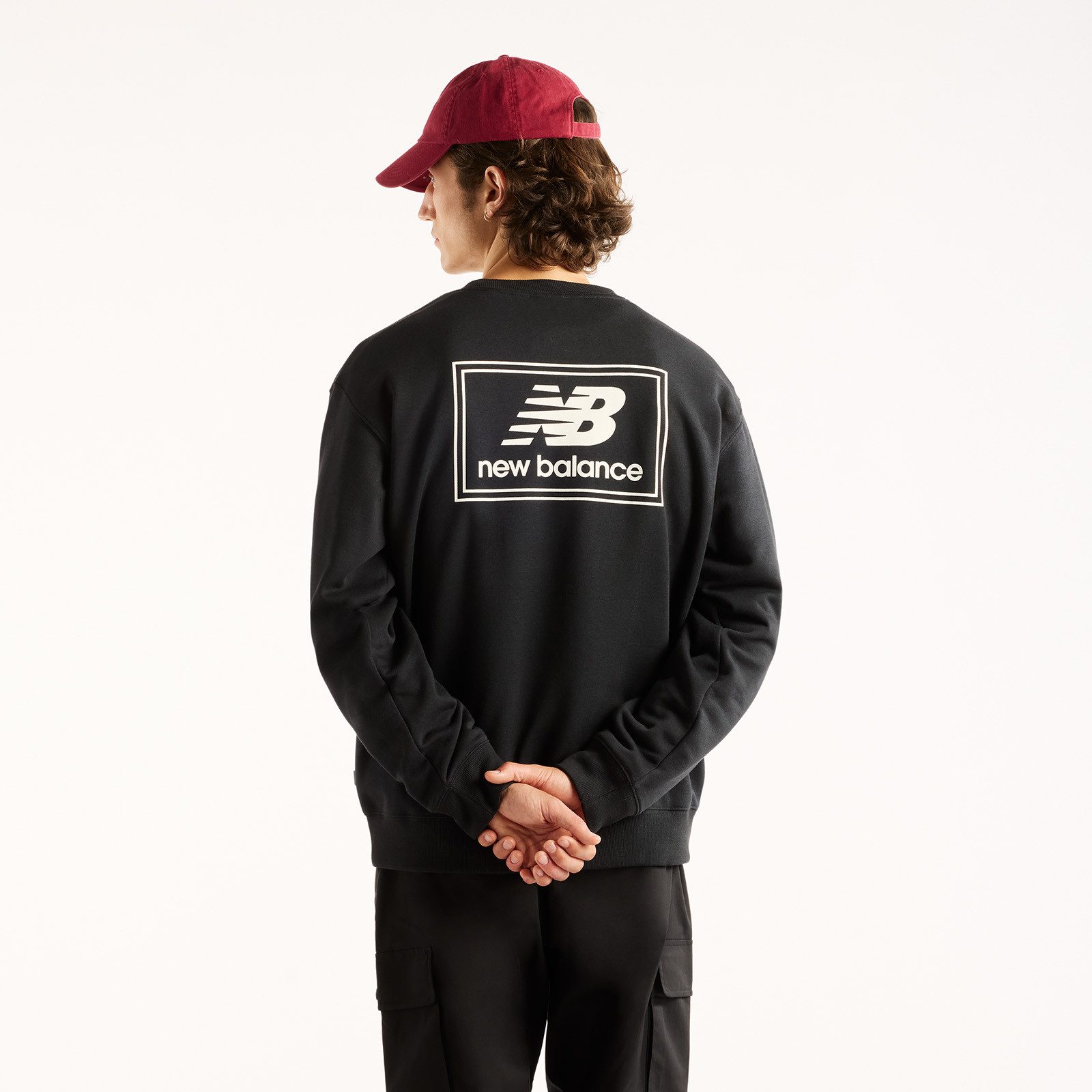 New Balance Sweatshirt WOVEN LABEL CREW klassischer Schnitt, mit Grafik-Print auf dem Rücken
