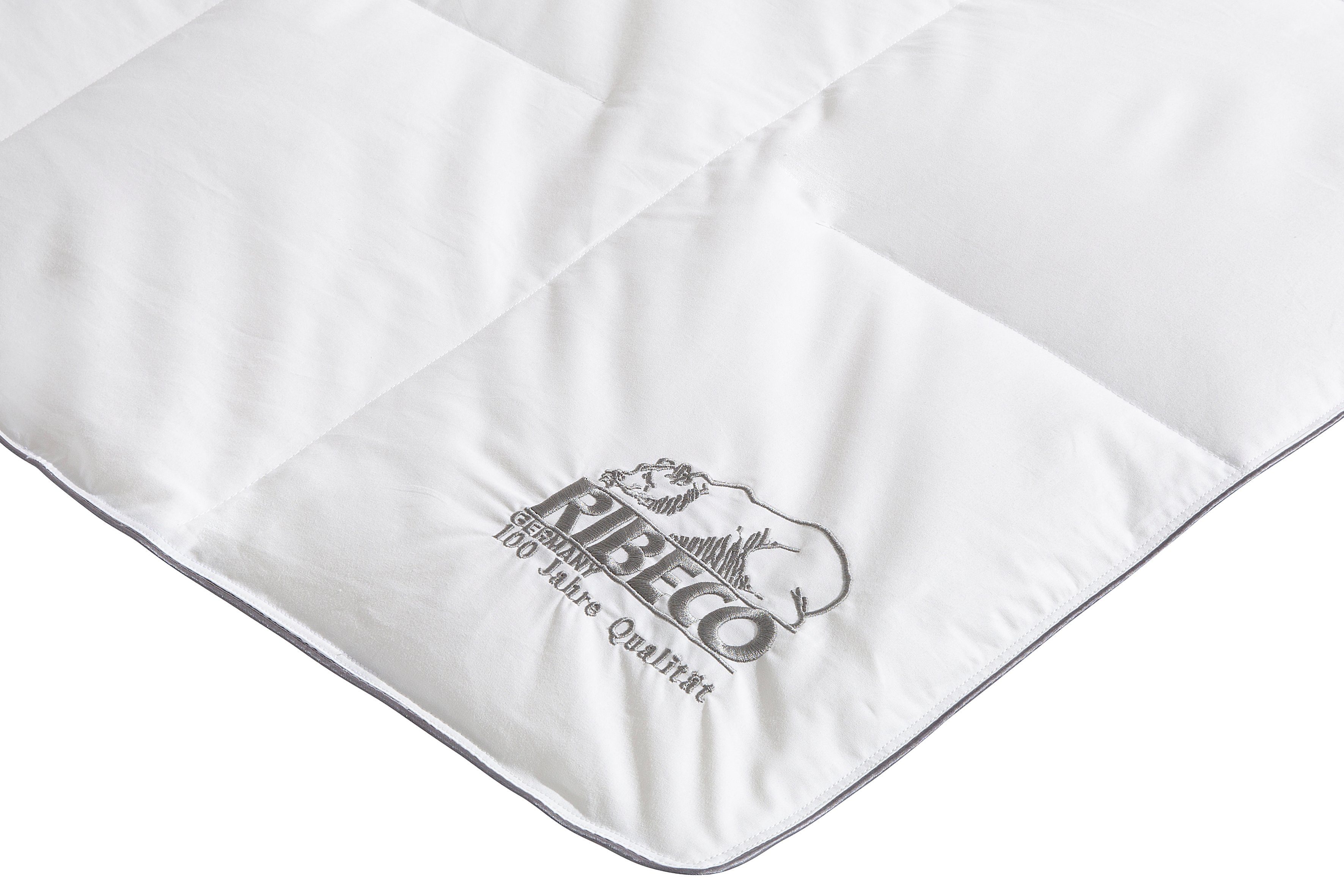 RIBECO Daunenbettdecke Eve, Füllung: 90% Daunen, 10% Federn, Bezug: 100% Baumwolle, Jubiläumsedition