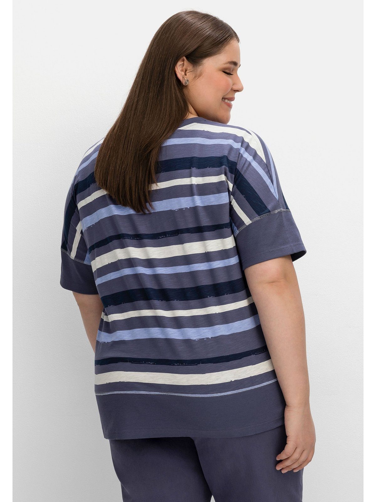 Große Größen mit Sheego V-Ausschnitt Streifendruck T-Shirt und