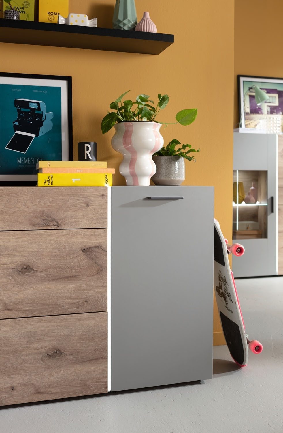 LIV'IN Sideboard BAVENO, Hellgrau, Nox Eiche Dekor, 1 Tür, 3 Schubladen, Soft-Close, LED-Frontbeleuchtung, B 166 x H 82 x T 40 cm