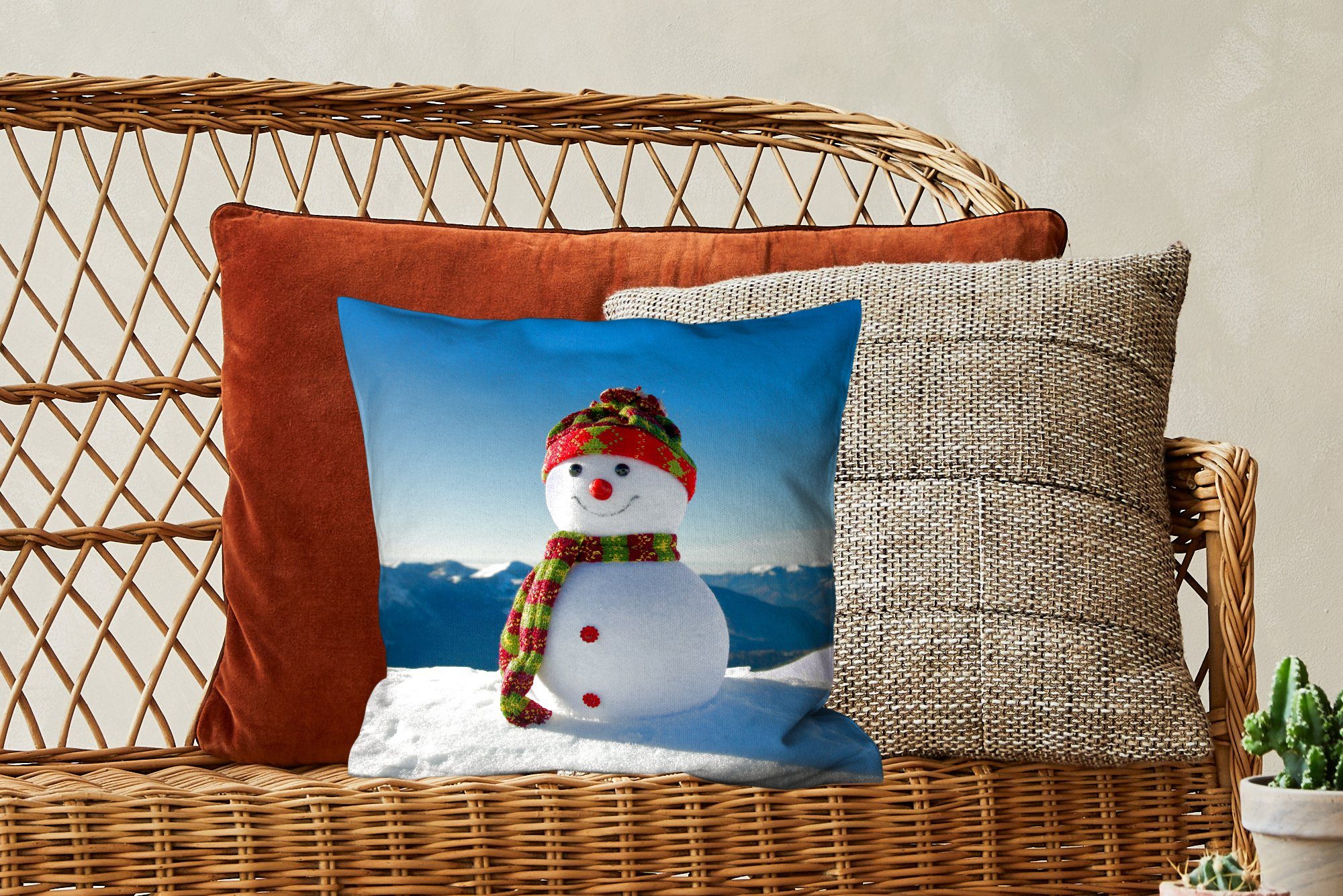 Sofakissen Füllung mit für Zierkissen Wohzimmer, in Dekokissen verschneiten Schlafzimmer, Landschaft der Winter, Deko, Weihnachtspuppe Eine im MuchoWow