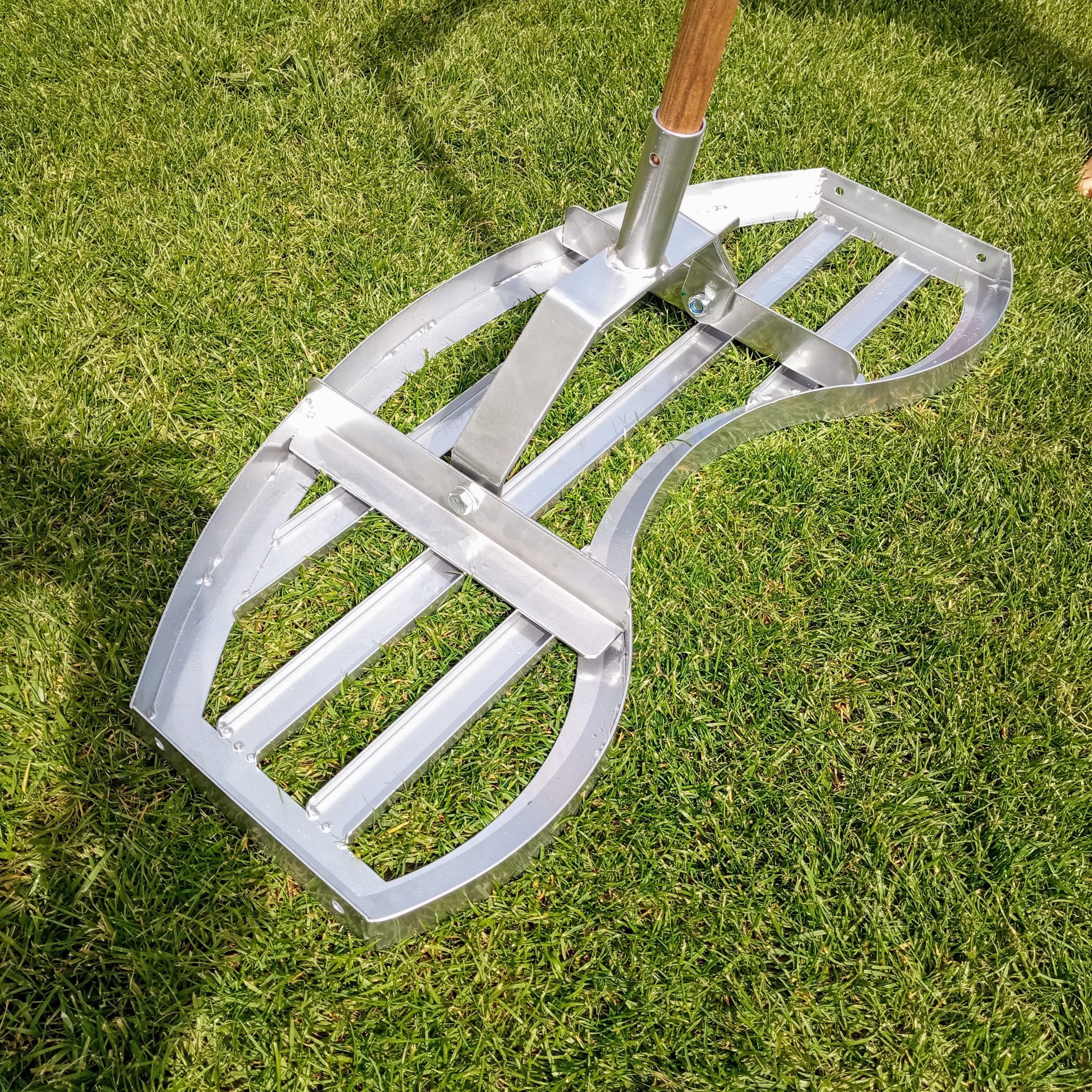 SattesGrün Rasenrechen WELTNEUHEIT (geschütztes Design) Rasenrakel Rakel zum Sanden Abziehen, 75 cm Arbeitsbreite, Levelingrake Flächenebner Leveler Lawnleveling ohne Stiel
