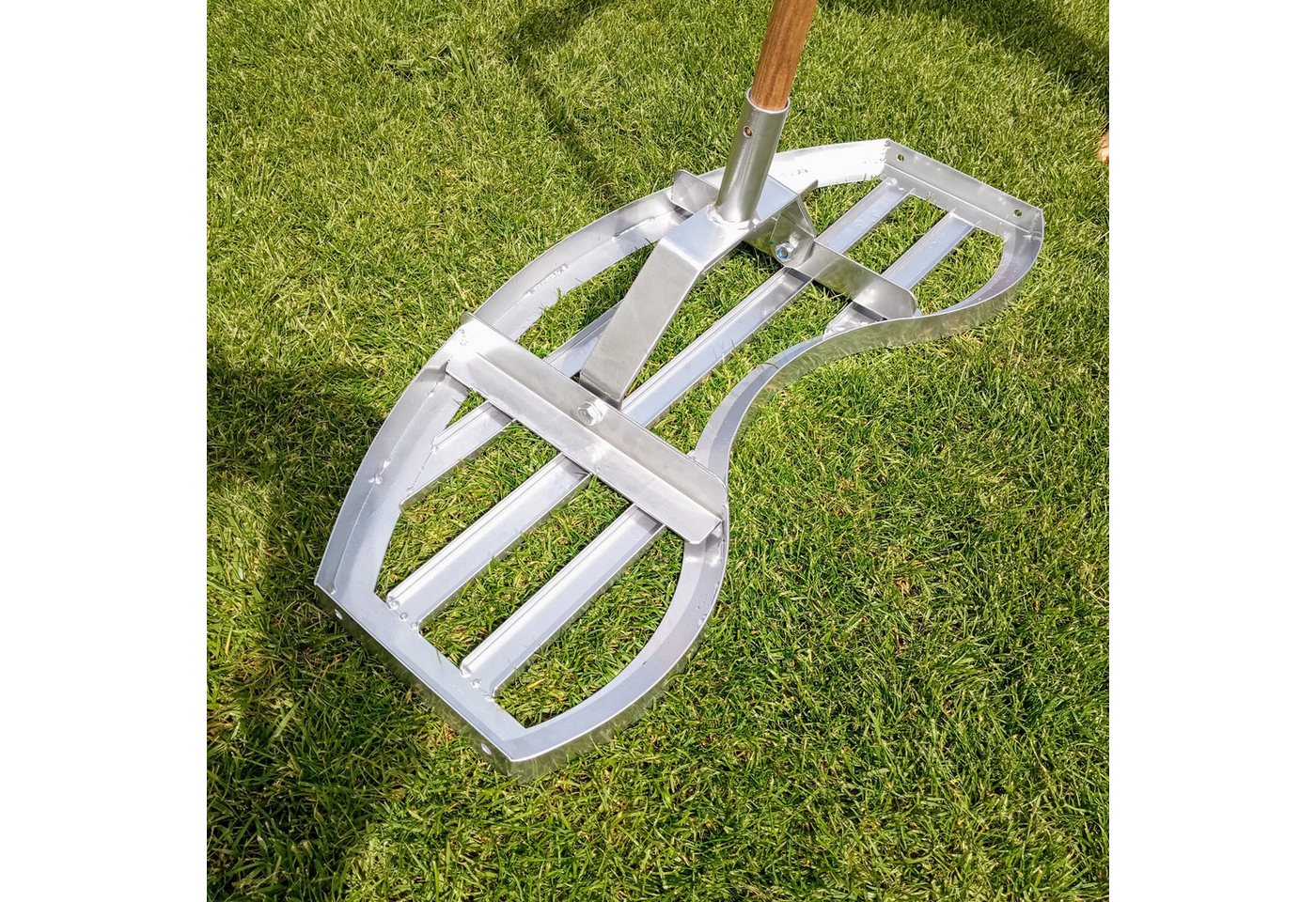 SattesGrün Rasenrechen WELTNEUHEIT (geschütztes Design) Rasenrakel Rakel zum Sanden Abziehen, 75 cm Arbeitsbreite, Levelingrake Flächenebner Leveler Lawnleveling ohne Stiel