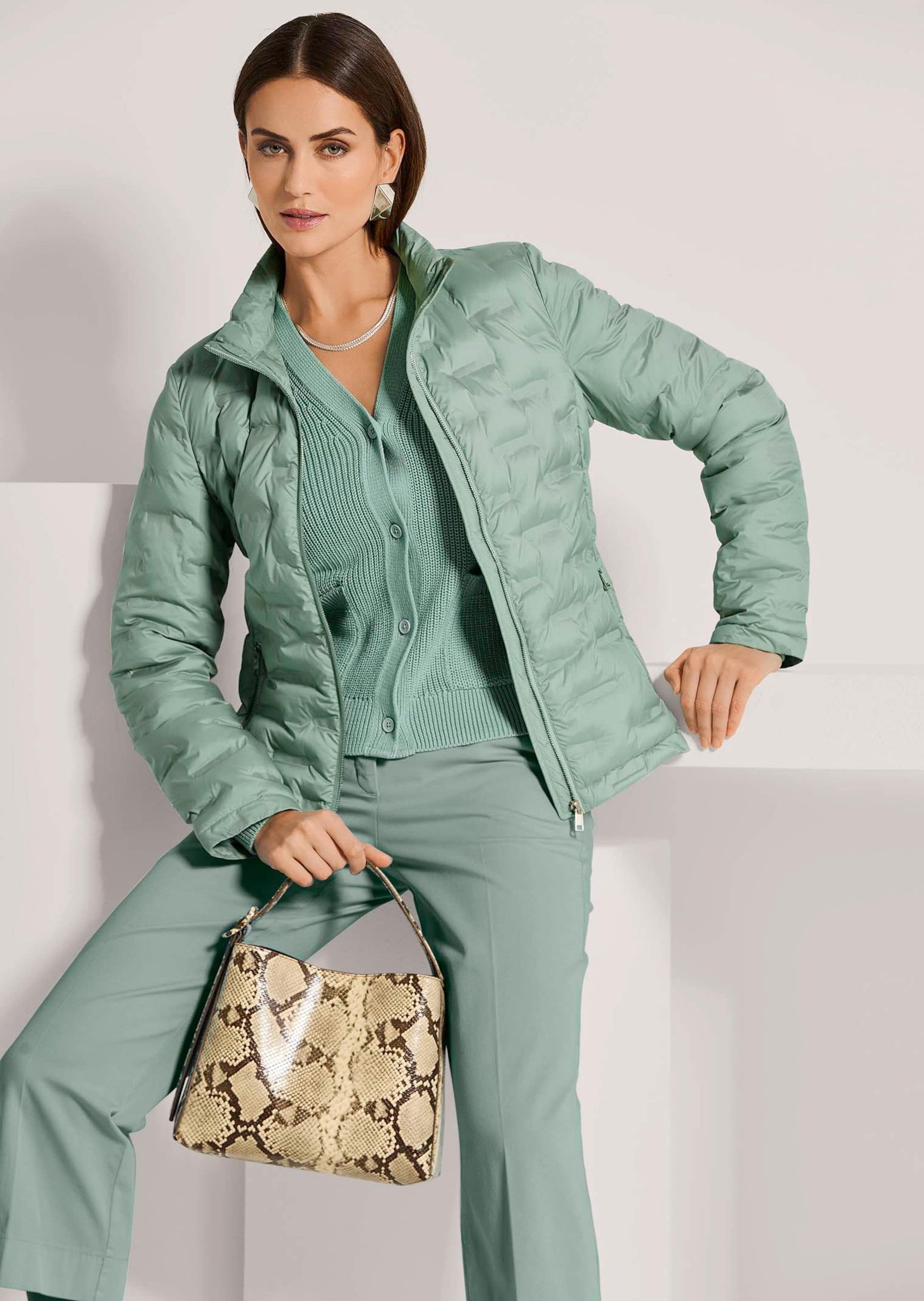 MADELEINE Steppjacke Sportliche Jacke aus Sommer-Stepp Allover-Design und kleiner Stehkragen als Blickfang – Bild 3 von 5