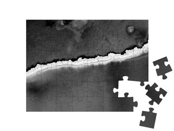 puzzleYOU Puzzle Wellen am Sandstrand, abstrakt und schwarz-weiß, 48 Puzzleteile, puzzleYOU-Kollektionen Fotokunst