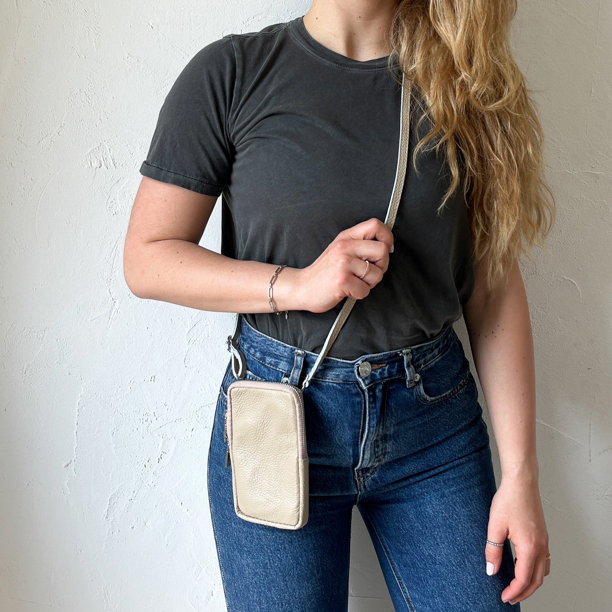 lePelou Handtasche NANI, echt Leder, Made in Italy, abnehmbarer Umhängeriemen, silbernes Metall Beige