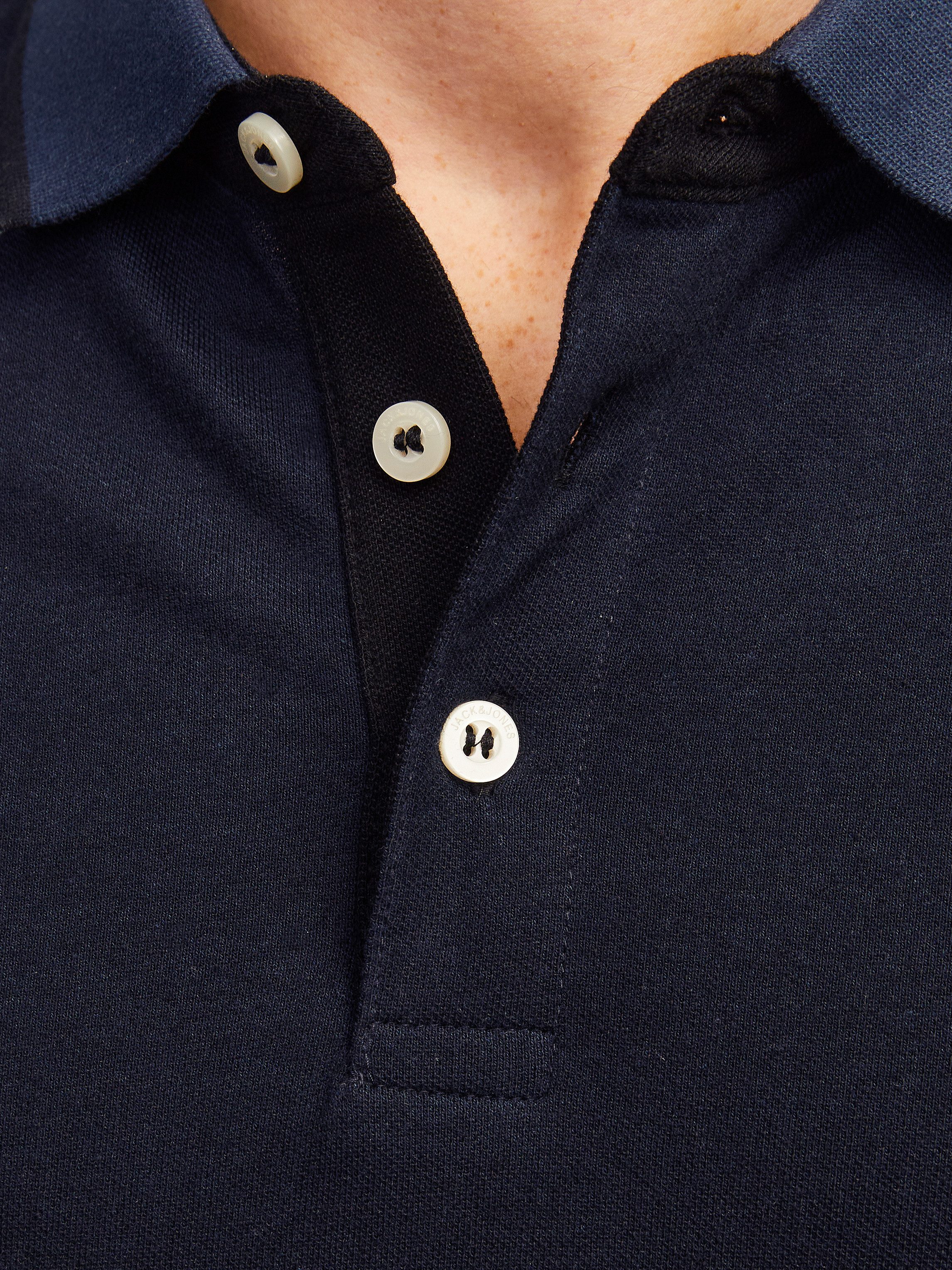 Jack & Jones Poloshirt JJEPAULOS Poloshirt mit klassischem Kragen und figurbetonter Form Logostickerei, modisch, schmal, Baumwolle, Polokragen