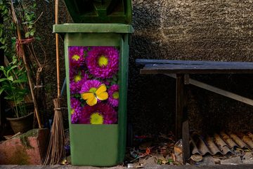 MuchoWow Wandsticker Ein orangefarbener Schmetterling auf Asterblüten (1 St), Mülleimer-aufkleber, Mülltonne, Sticker, Container, Abfalbehälter
