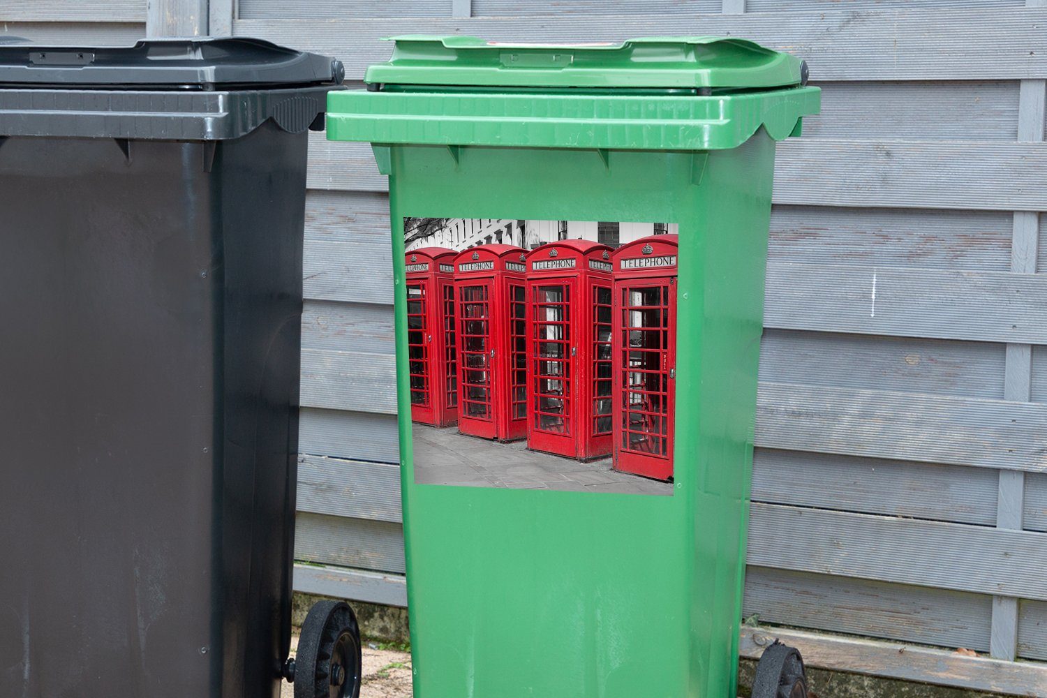 MuchoWow Schwarz-Weiß-Foto vier St), (1 roten Mülltonne, von Telefonkabinen Container, Sticker, Wandsticker Abfalbehälter Mülleimer-aufkleber,