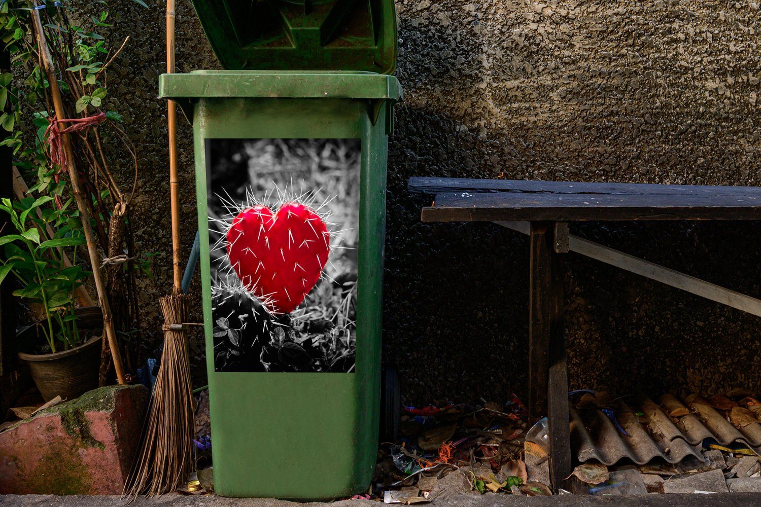 roten mit Container, Sticker, St), Wandsticker einem Kaktus (1 Abfalbehälter Schwarz-Weiß-Foto Mülleimer-aufkleber, Mülltonne, MuchoWow herzförmigen