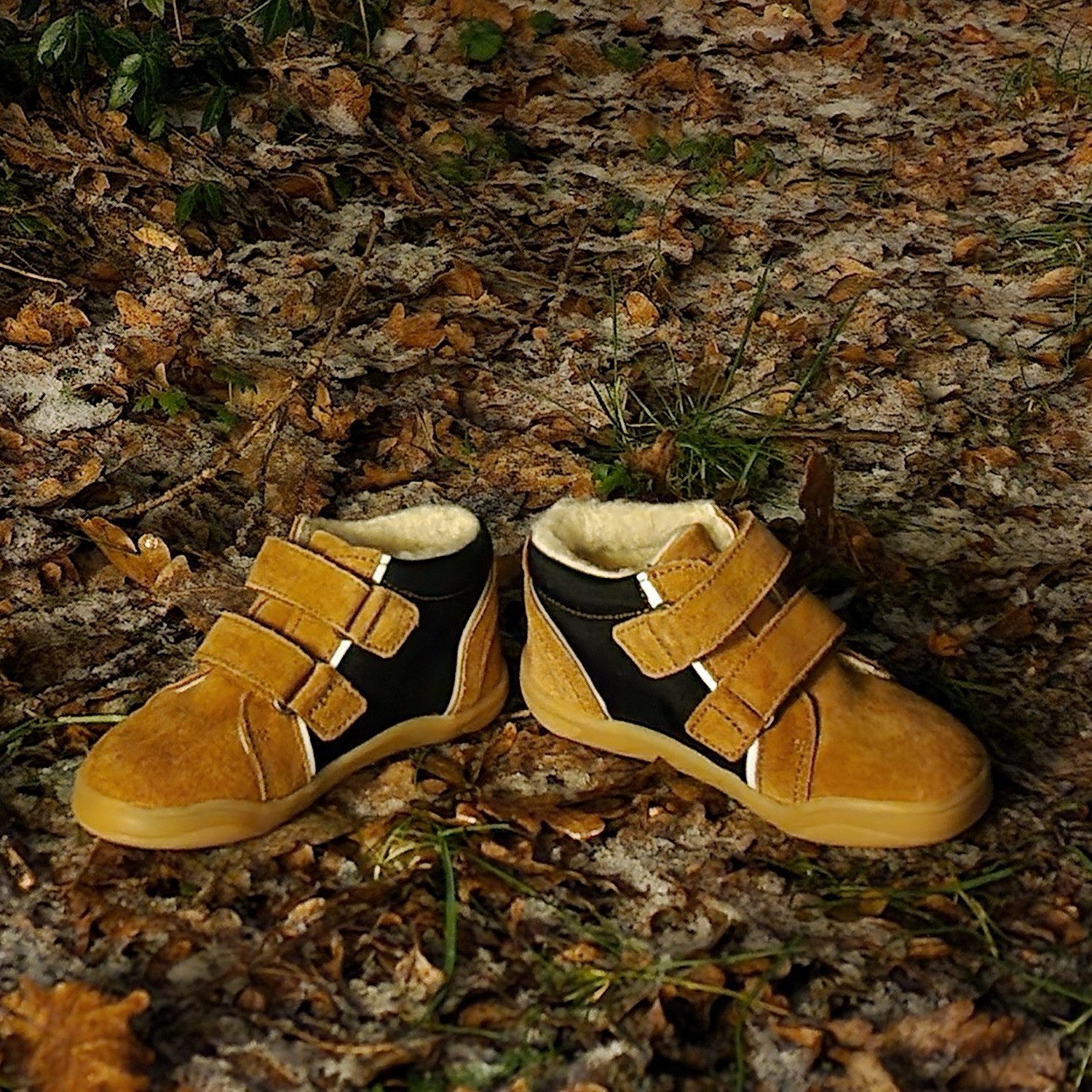 POLOLO Kinderschuh Mario mit Klettverschluss, Barfußschuh mit reflektierenden Elementen, gefüttert mit Bio-Wolle