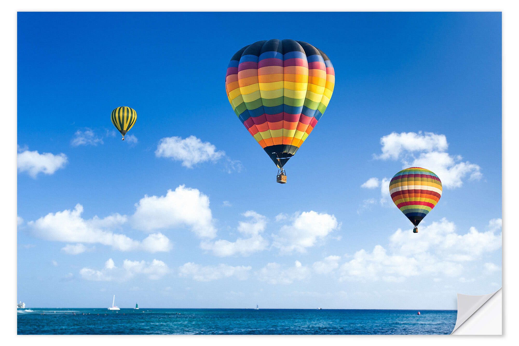 Posterlounge Wandfolie Editors Choice, Bunte Heißluftballone über dem blauen Meer, Badezimmer Maritim Fotografie