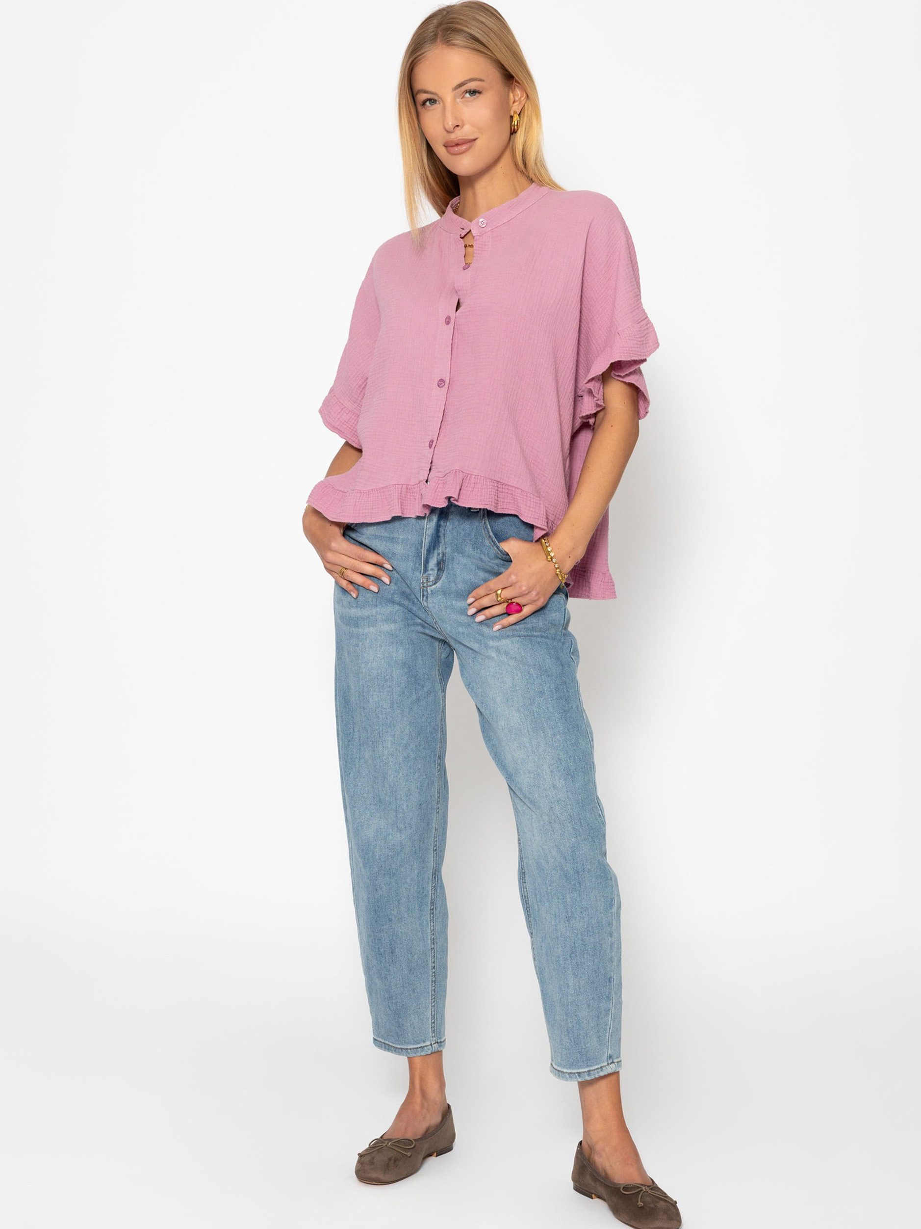 SASSYCLASSY Kurzarmbluse Oversize Musselin Hemdbluse Damen mit Rüschensaum Kurzärmelige Musselinbluse aus Baumwolle mit V-Ausschnitt