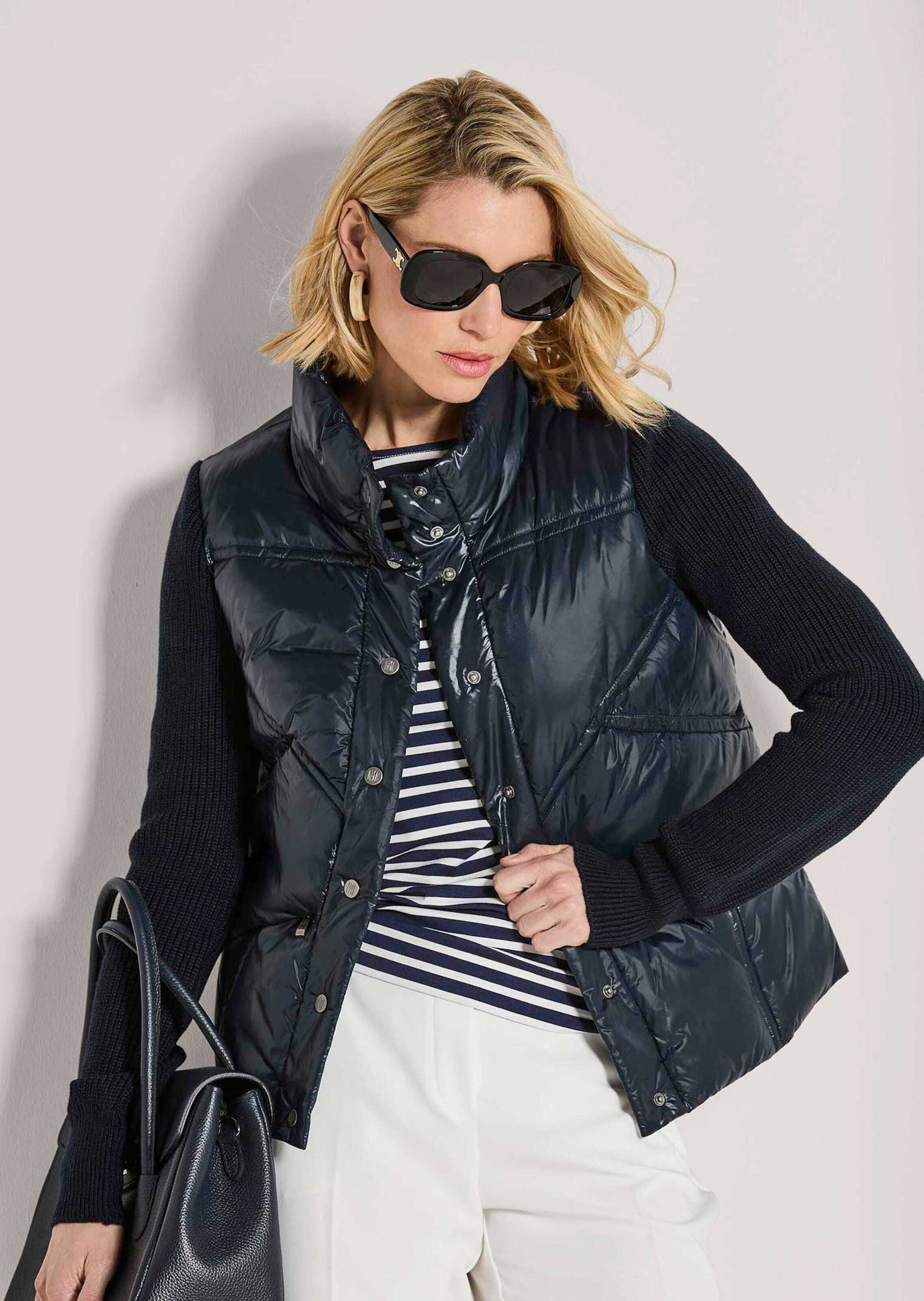 MADELEINE Outdoorjacke Sportive Übergangsjacke mit Strickärmeln Leicht wattierte Jacke mit Stehkragen, Kapuze und langen Ärmeln