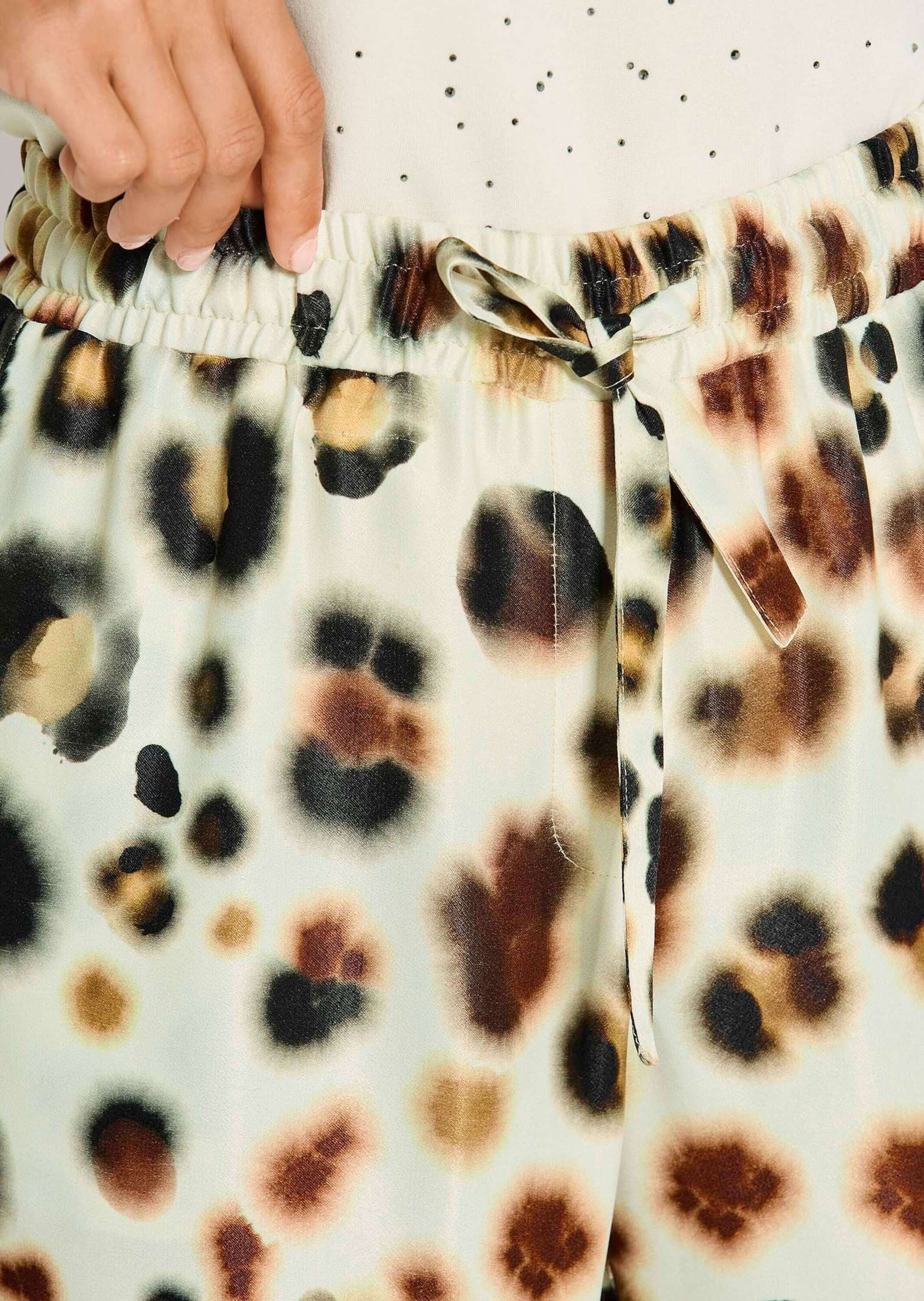 MADELEINE Stoffhose Druckhose mit Animalprint Sommerhose mit Schlupfbund, Nahttaschen und Knöchellänge