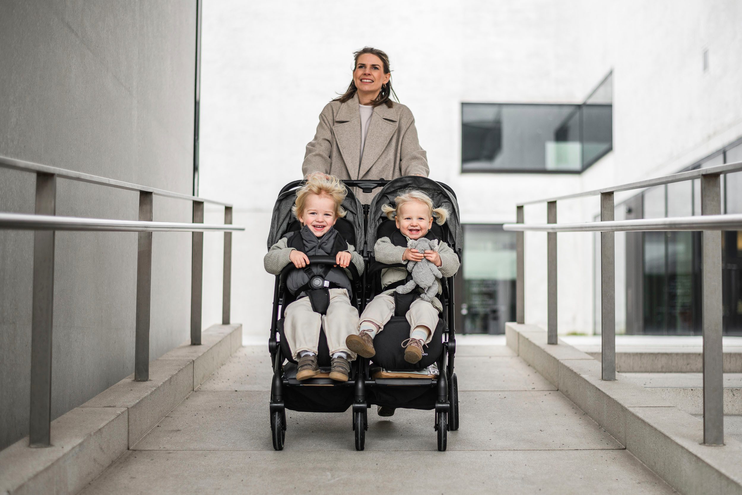 BabyGo Zwillingsbuggy Zwillingskinderwagen GOTwice, mit drei schwenkbaren Vorderrädern – Bild 3 von 5