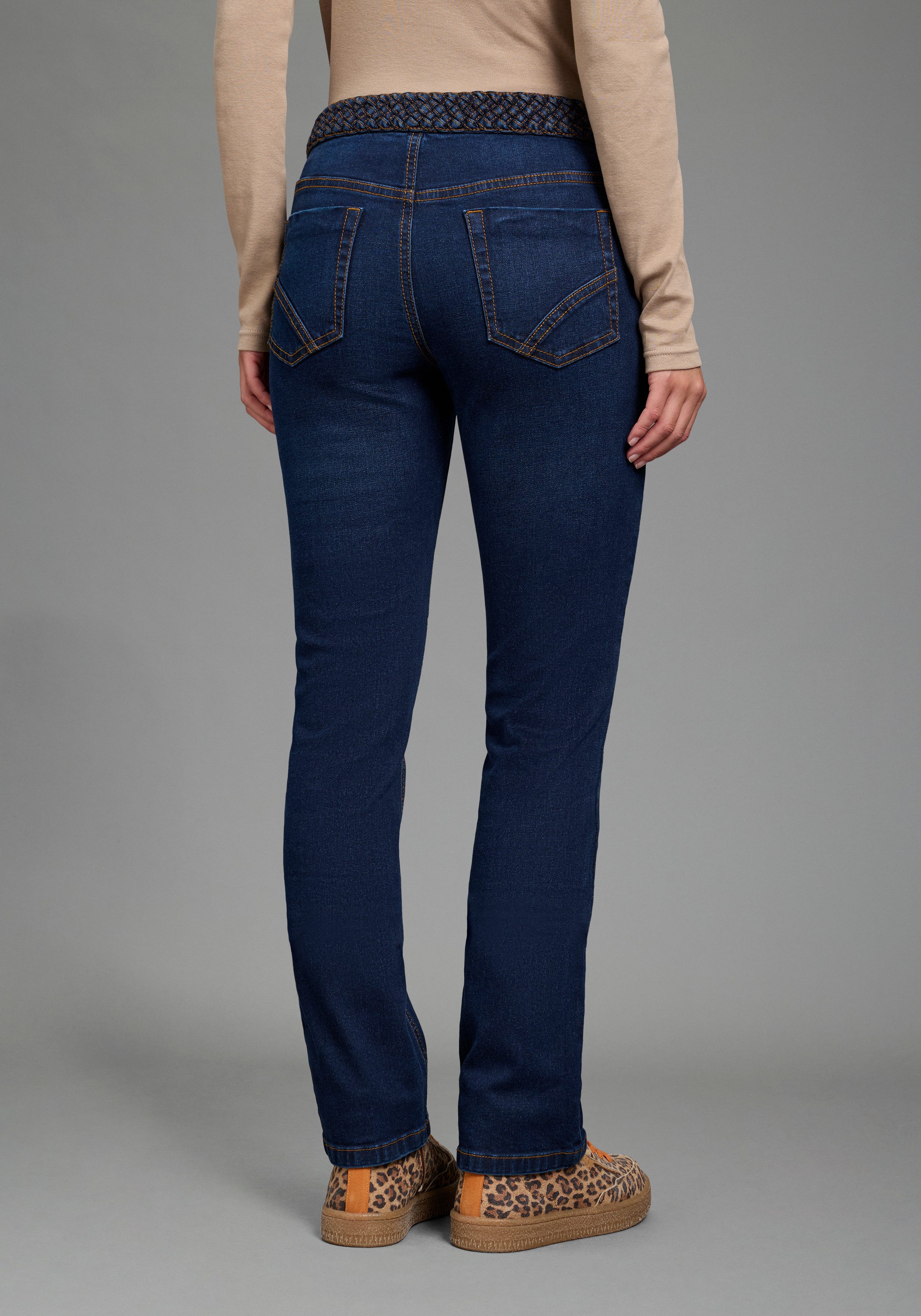 Arizona Gerade Jeans mit Jeansgürteloptik Straight-Fit, gerader Beinverlauf, normale Leibhöhe. € 49,99, (€ 49,99 pro 1 Stk).