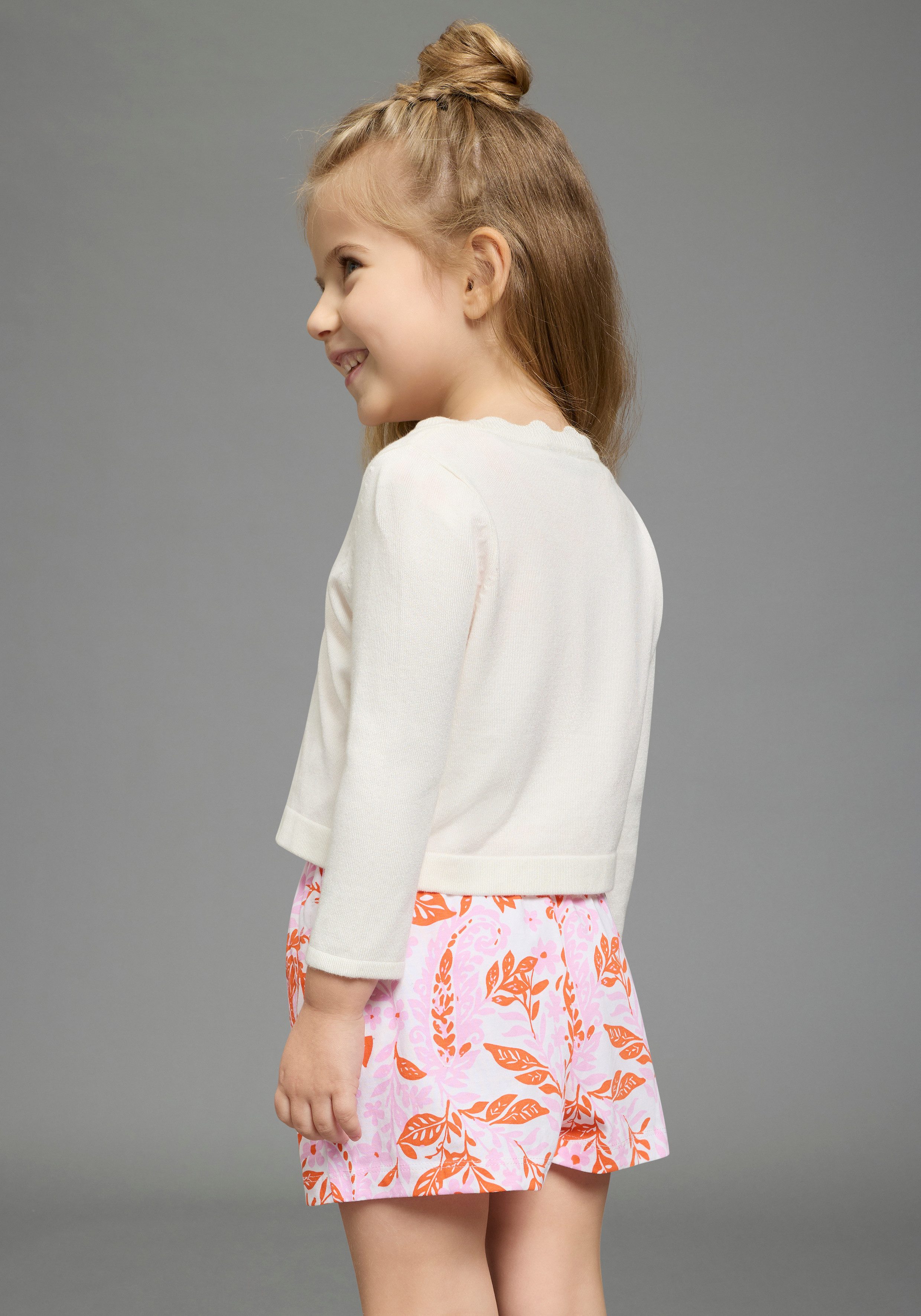 KIDSWORLD Strickjacke Strickjacke mit schöner Wellkante, aus weicher Viskosemischung 1-Knopf-Form, Langarm, aus Feinstrick