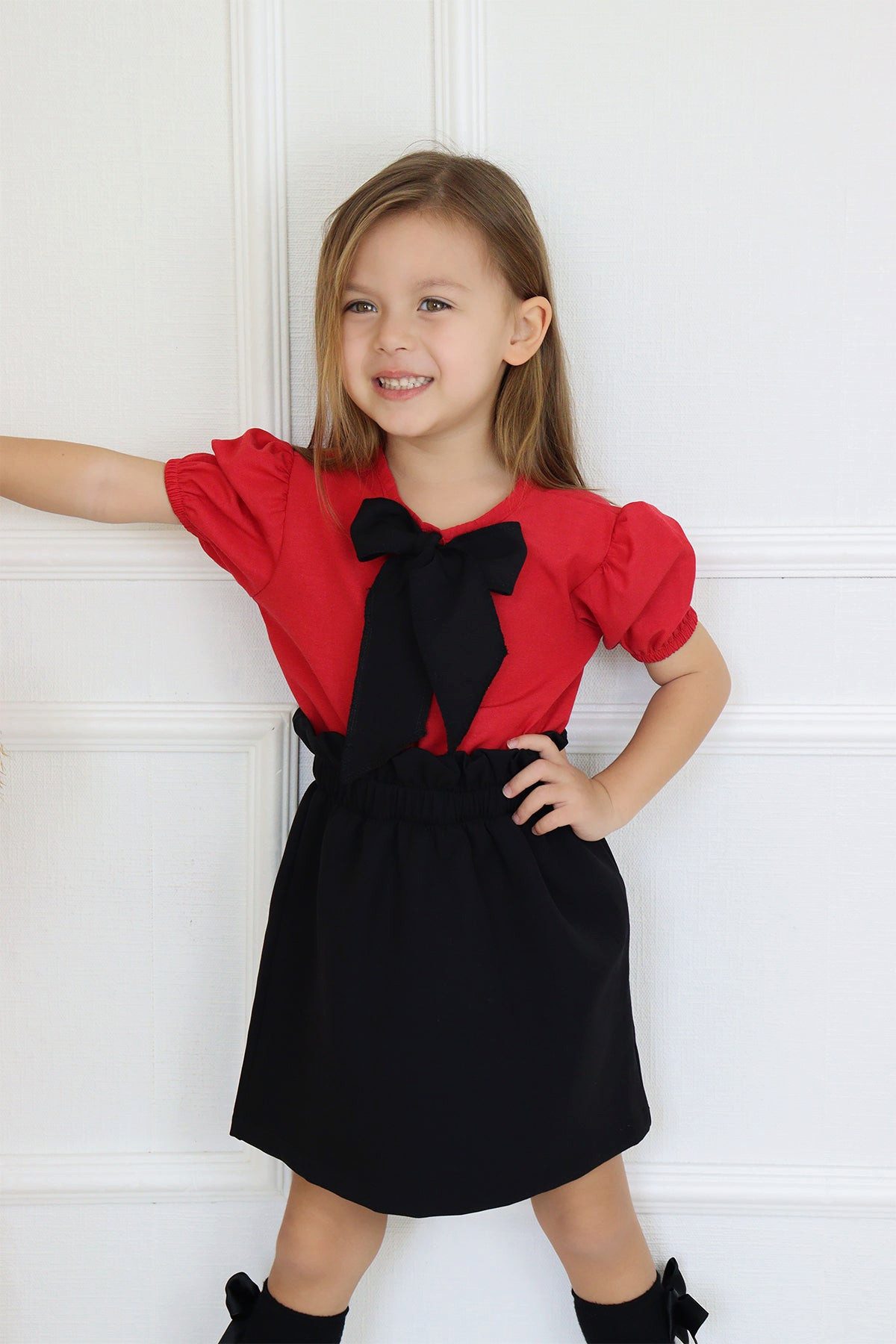 Parla Kids Shirt & Rock Schwarzer Rock mit Raffung und rote Bluse mit schwarzer Schleife