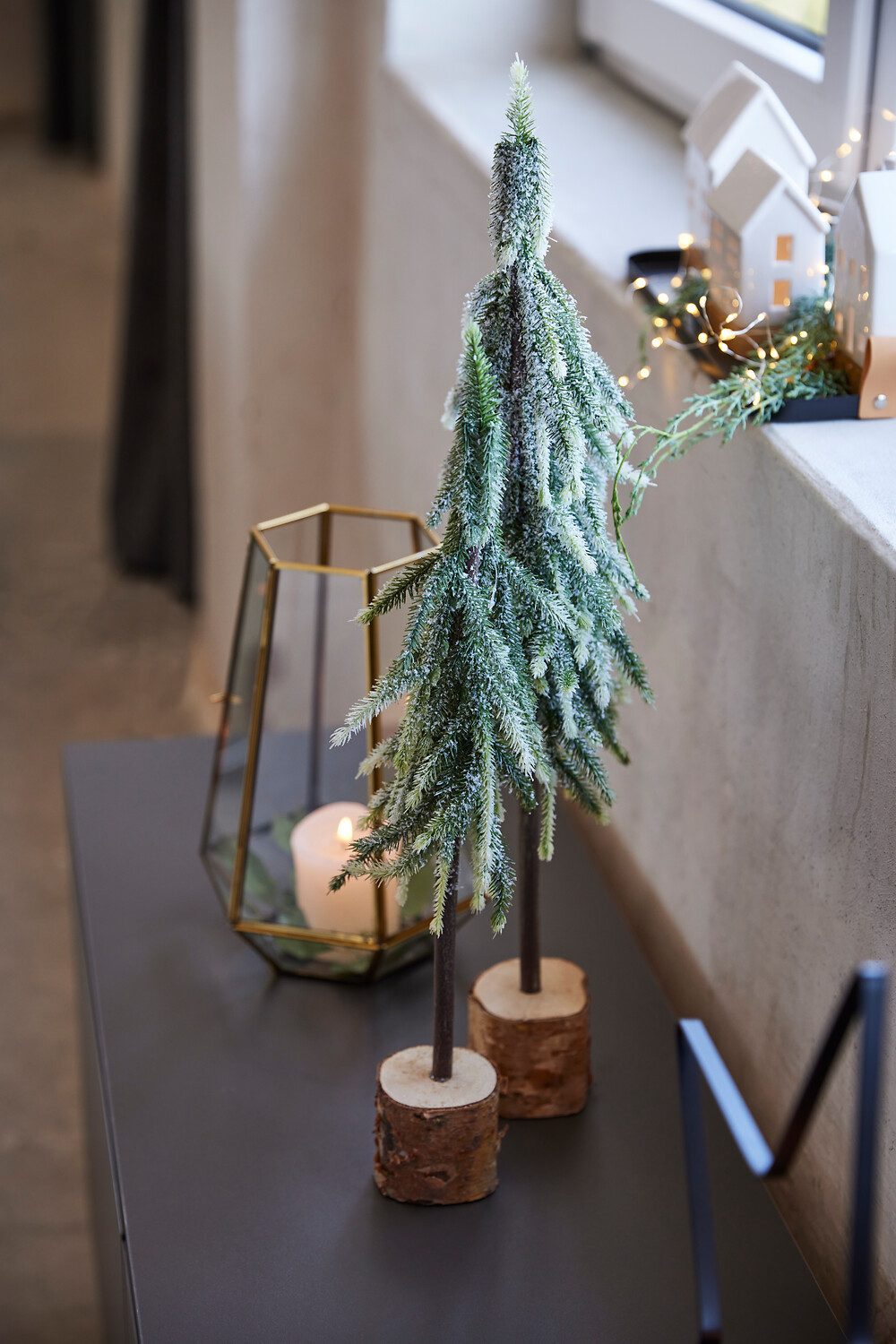 OTTO home Dekobaum Janosch, Weihnachtsdeko (1 St), Fichtenstamm mit beschneiten Zweigen auf Holzsockel